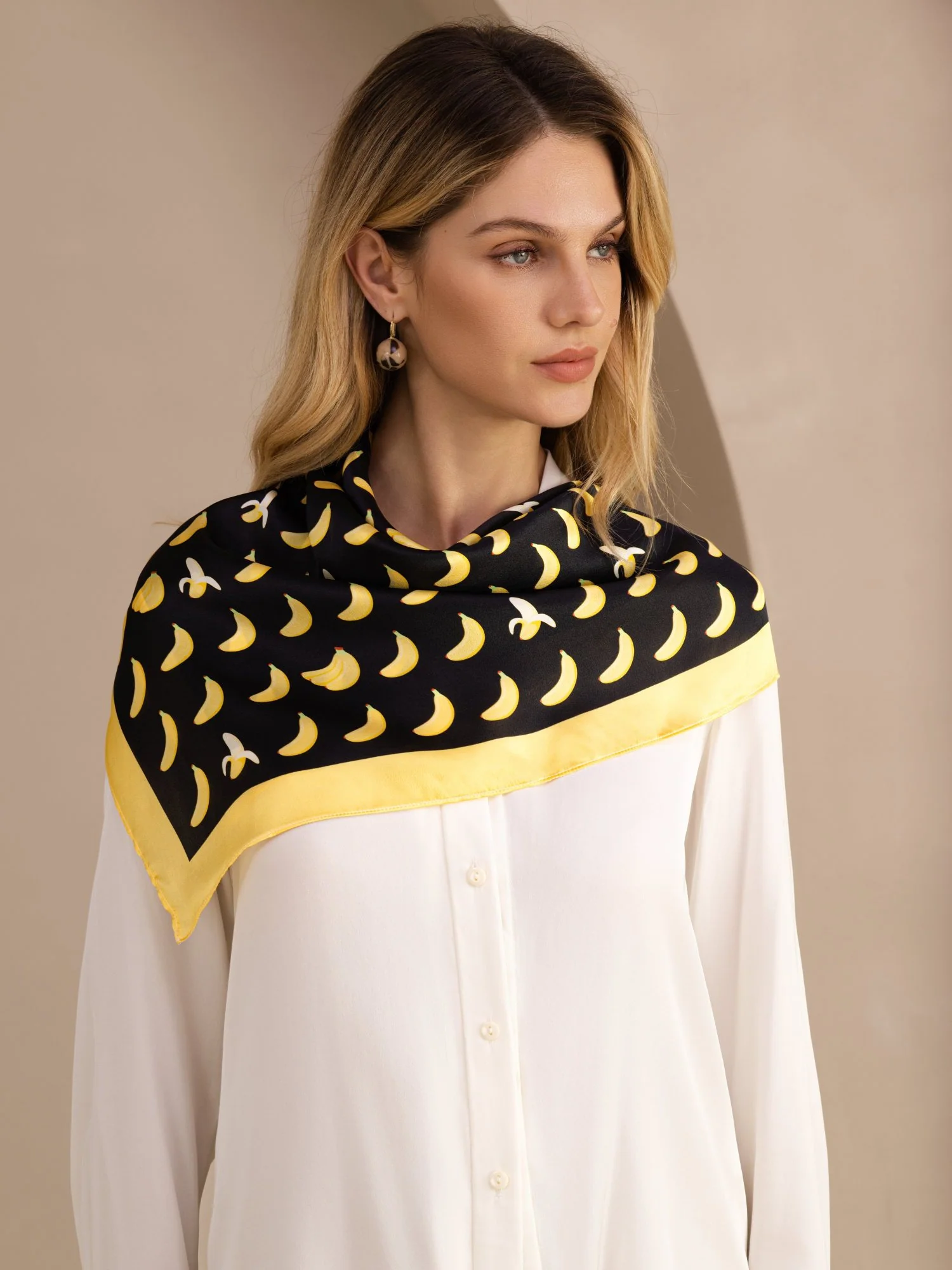 Foulard En Soie De Mûrier 100 Pour Cent Motif Banane Taille 90 x 90 cm - Image 2