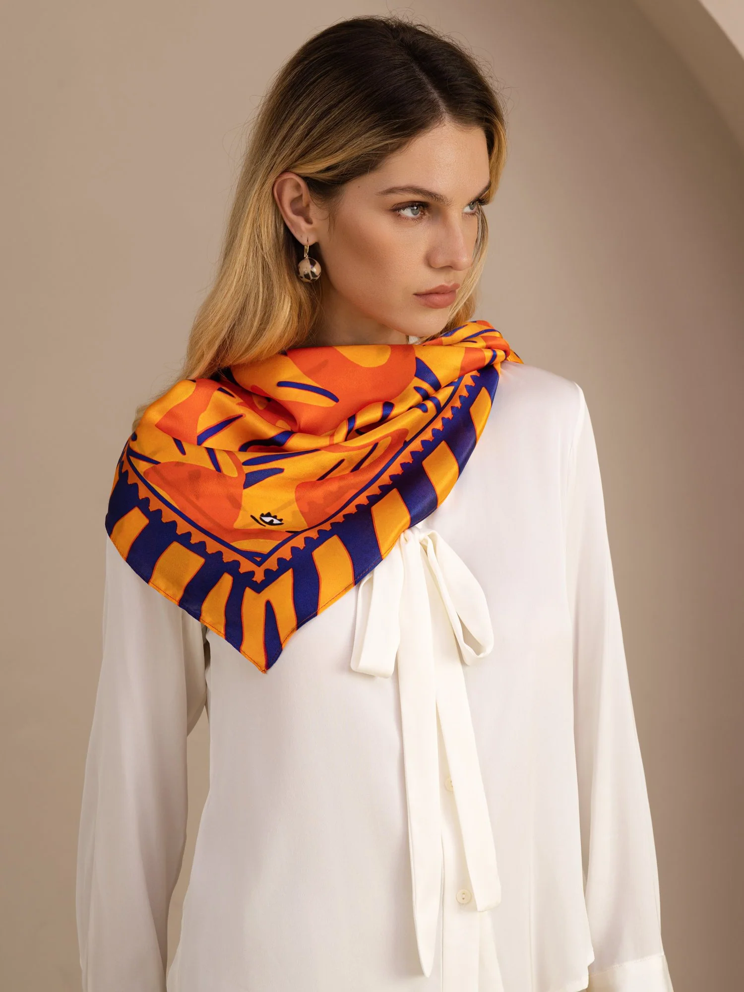 Foulard Femme En Soie De Mûrier 100 Pour Cent Motif Chien Taille 90 x 90 cm - Image 3