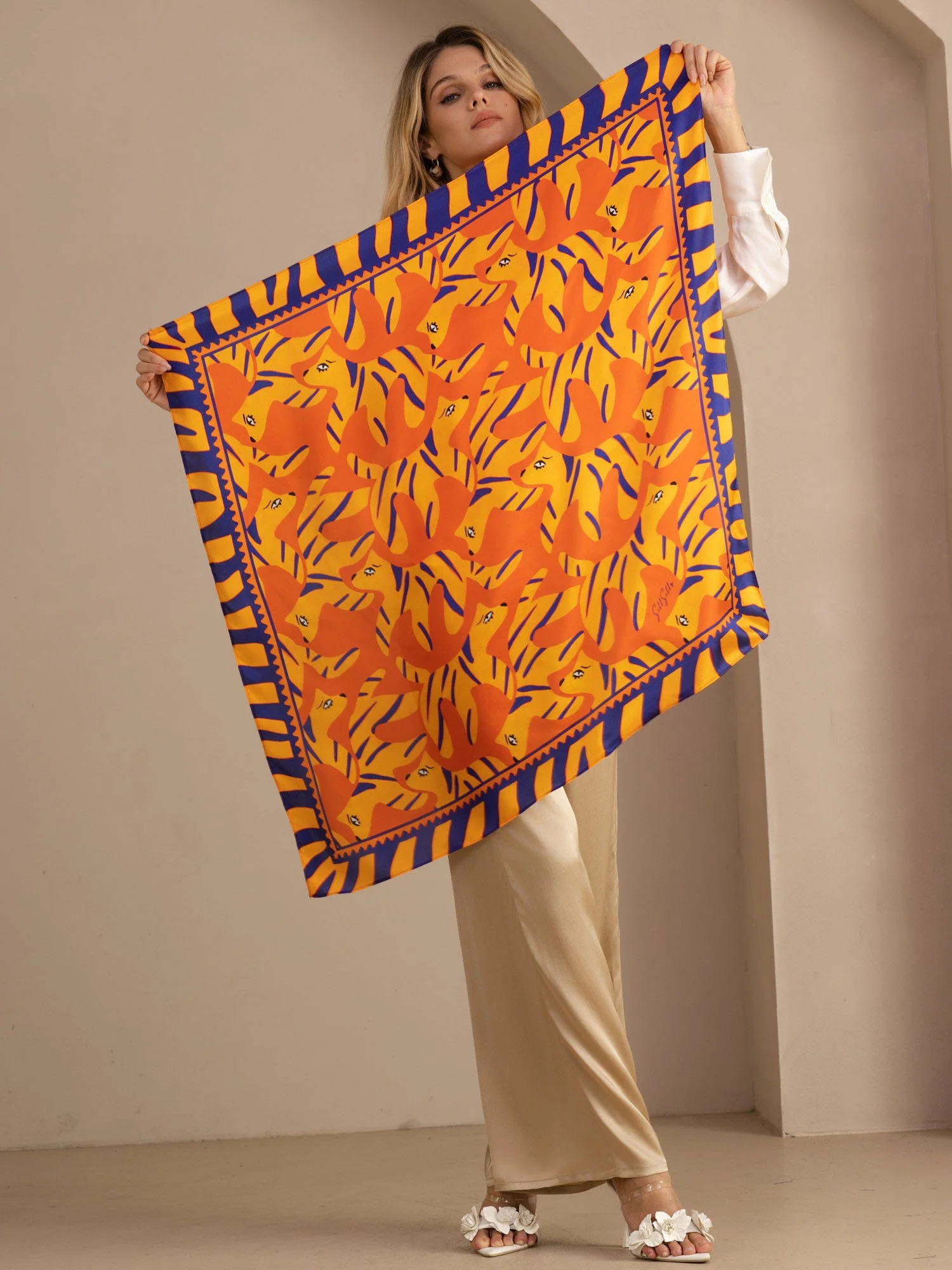 Foulard Femme En Soie De Mûrier 100 Pour Cent Motif Chien Taille 90 x 90 cm - Image 4