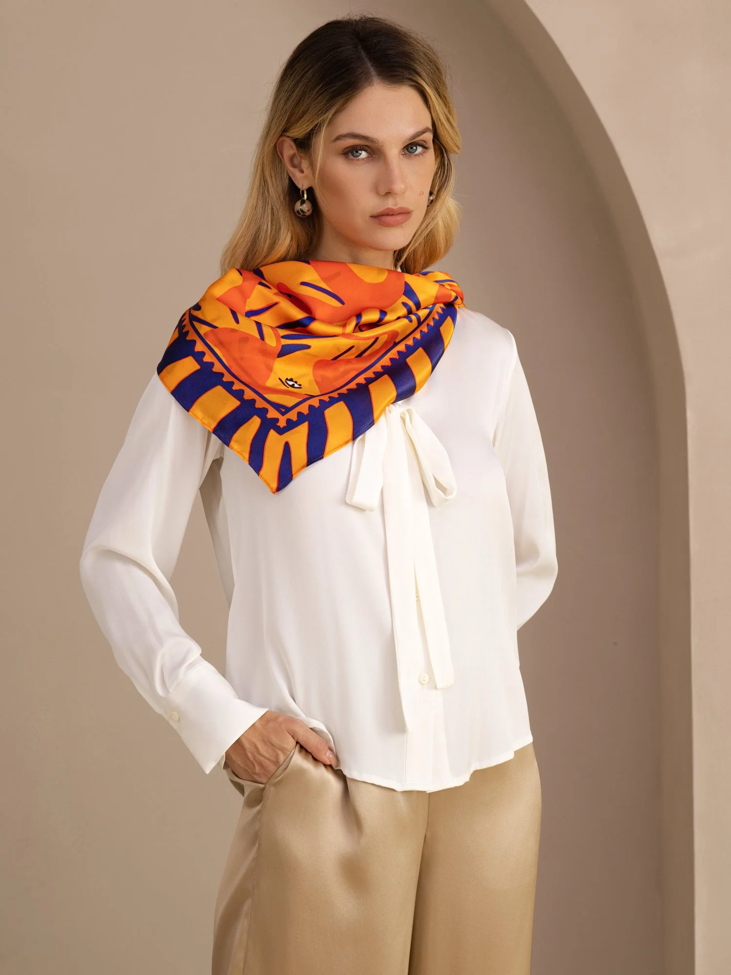 Foulard Femme En Soie De Mûrier 100 Pour Cent Motif Chien Taille 90 x 90 cm - Image 5