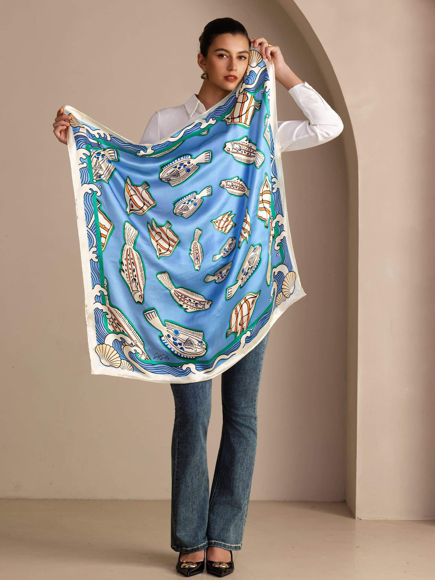 Foulard En Soie De Mûrier 100 Pour Cent Motif Poisson Taille 90 X 90 cm - Image 3