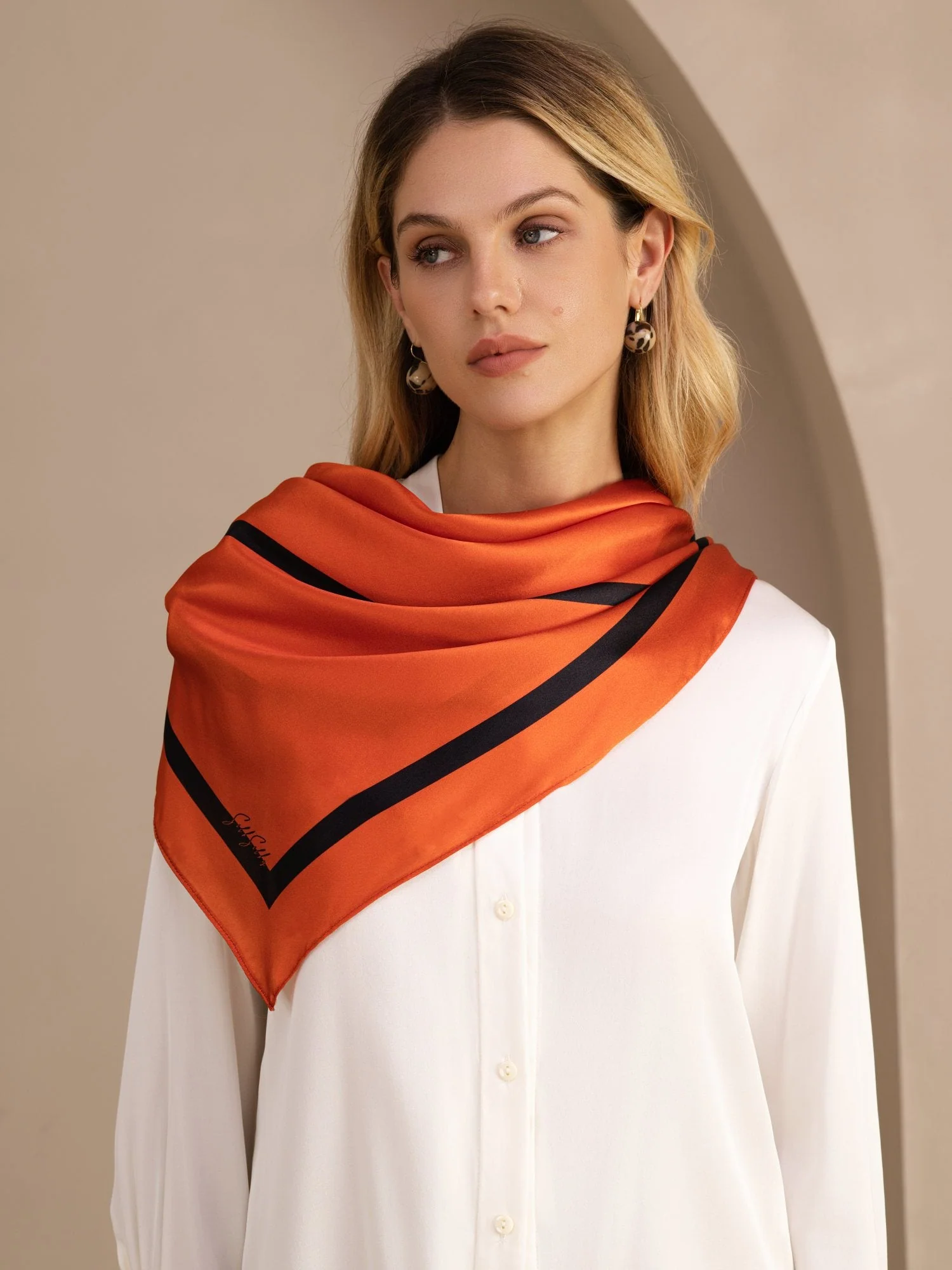 Foulard Femme En Soie De Mûrier 100 Pour Cent Motif Bloc Géométrique Taille 90 x 90 cm - Image 10