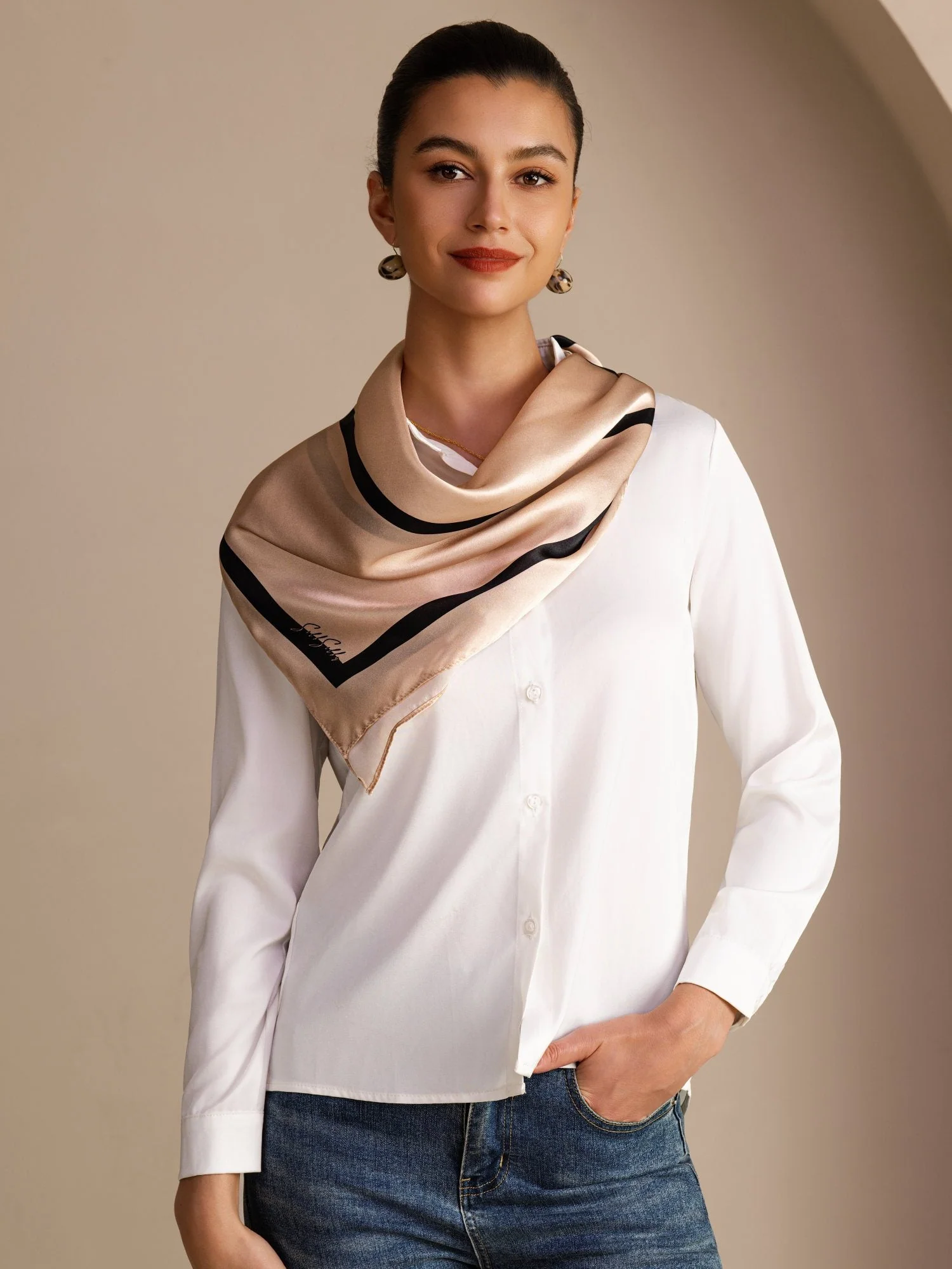 Foulard Femme En Soie De Mûrier 100 Pour Cent Motif Bloc Géométrique Taille 90 x 90 cm - Image 2