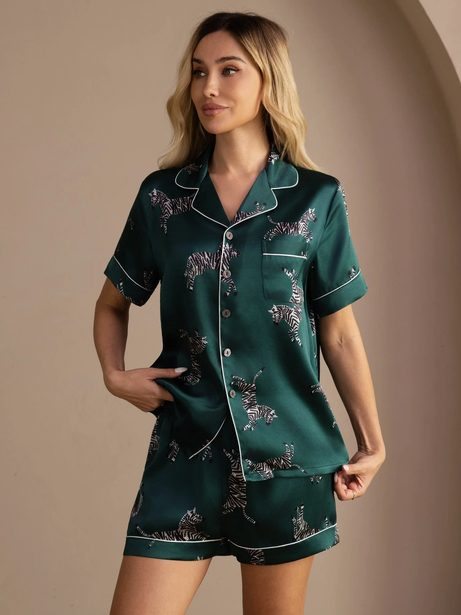Ensemble Pyjama Boutonné À Manches Courtes Pour Femmes En Soie De Mûrier 100% À Imprimé Zèbre - Image 3