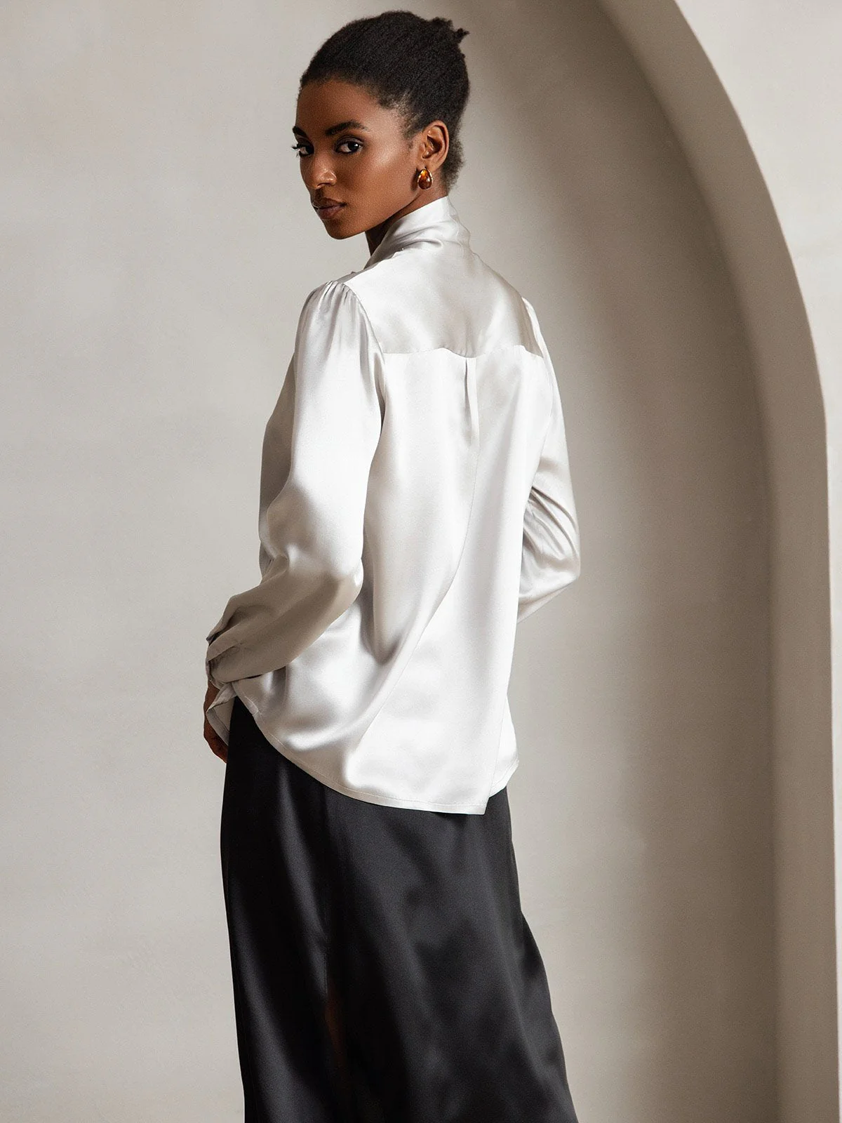 19 Momme Chemise Élégante en Soie avec Col à Nouer à Manches Longues - Image 10
