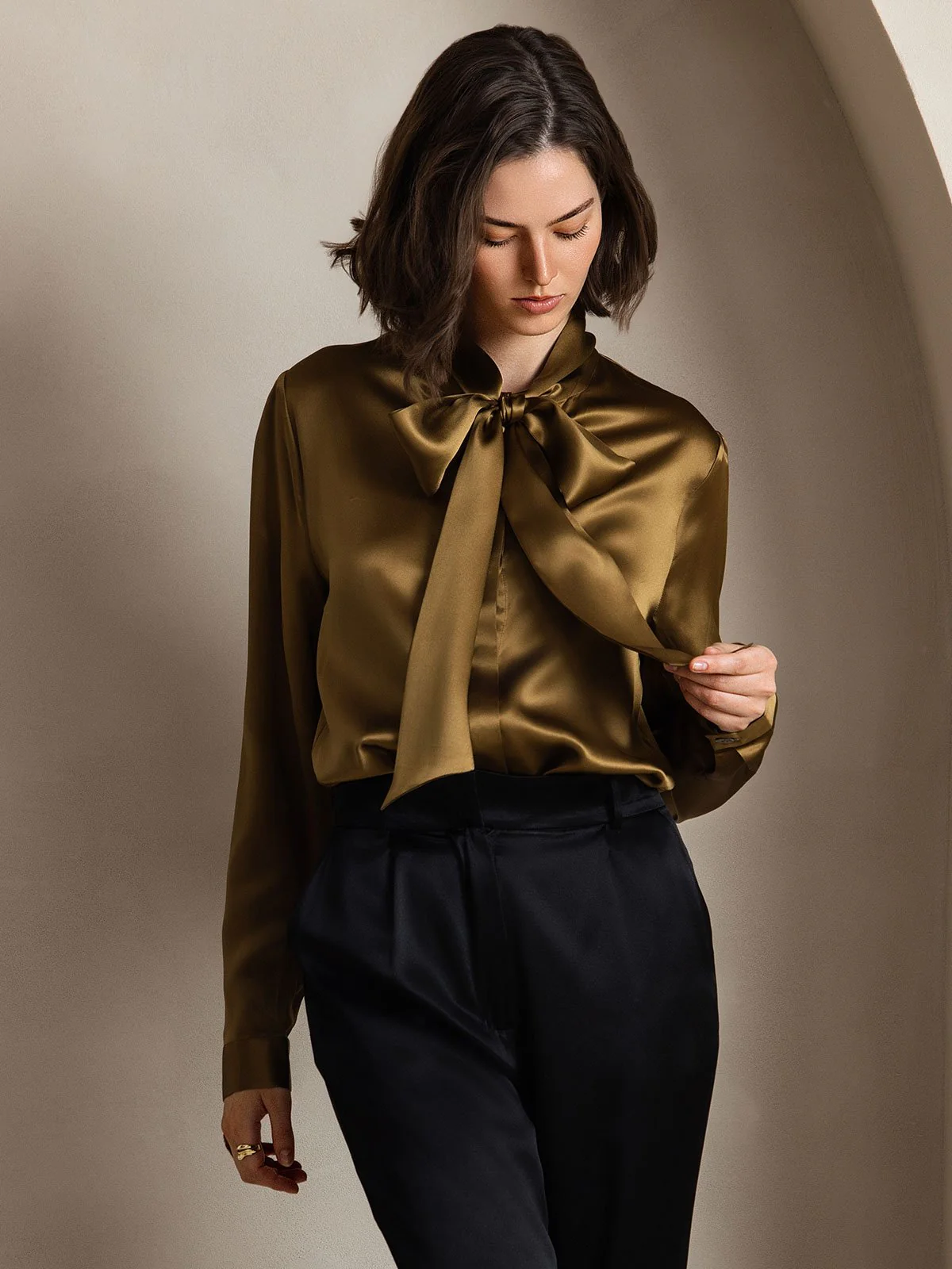 19 Momme Chemise Élégante en Soie avec Col à Nouer à Manches Longues - Image 19