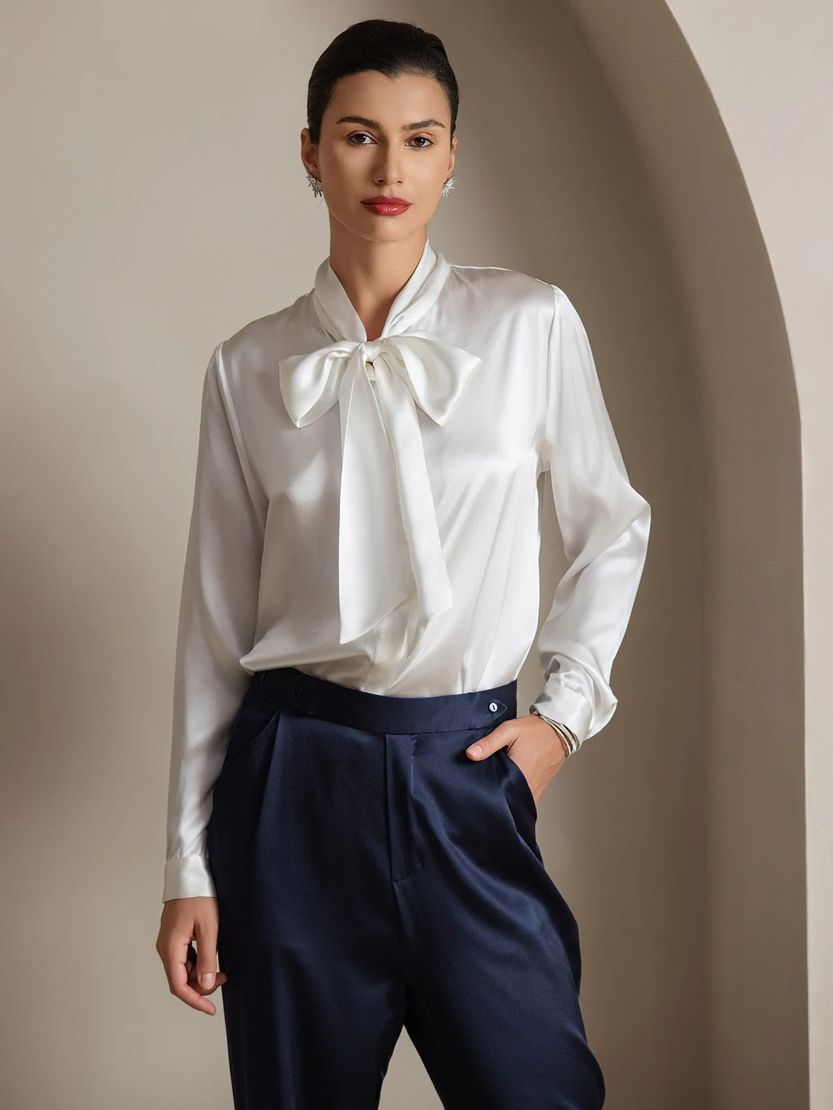19 Momme Chemise Élégante en Soie avec Col à Nouer à Manches Longues - Image 7