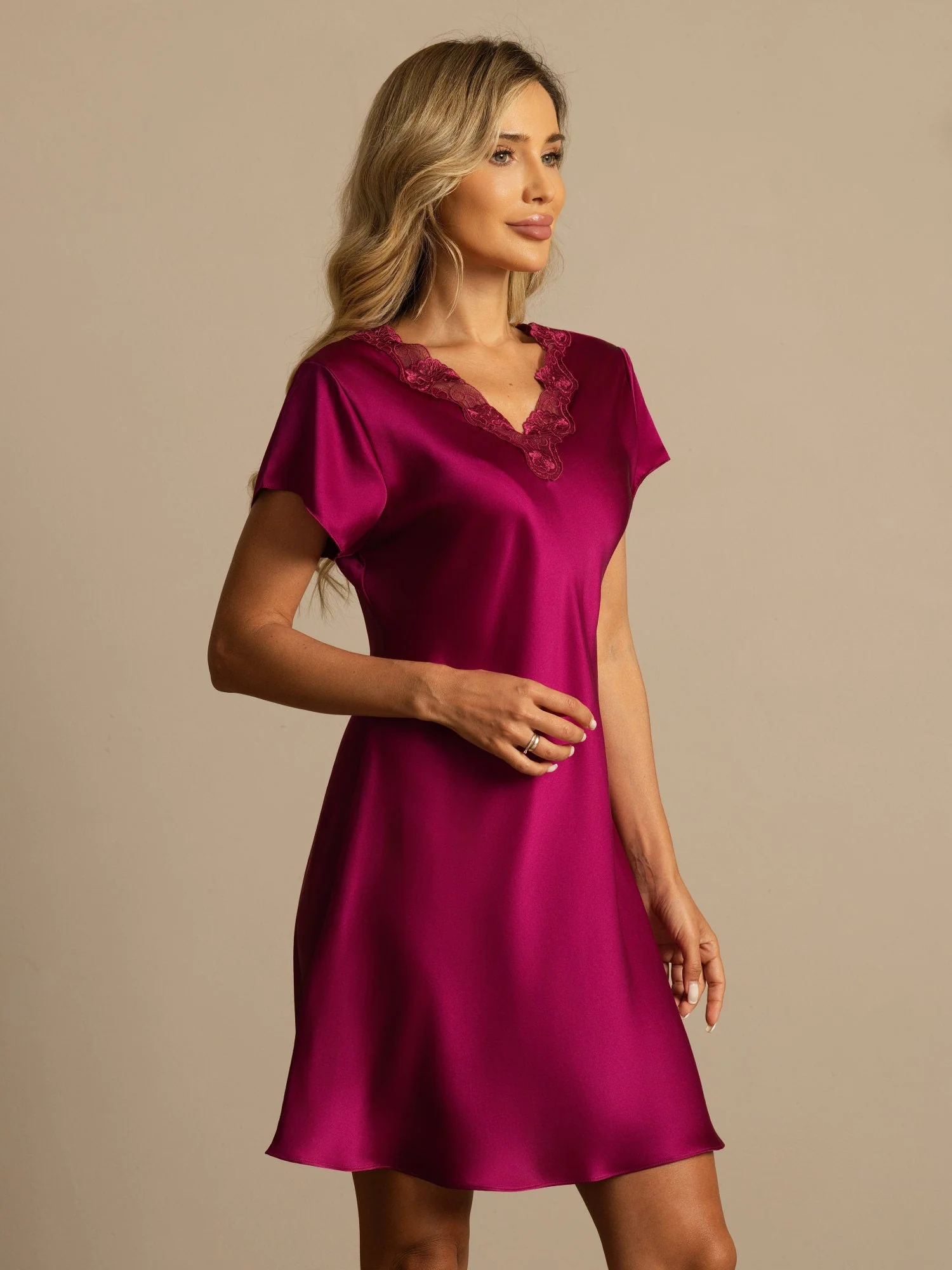 Chemise de Nuit en Dentelle de Soie Pure à Ourlet Fendu - Image 16