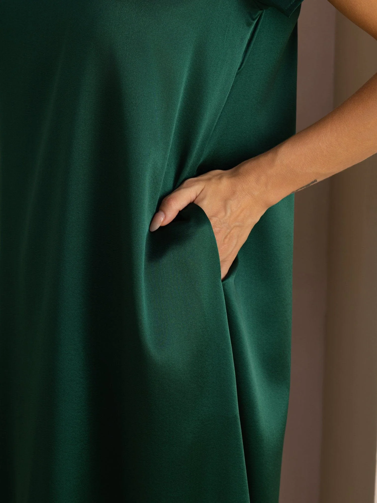Robe Midi en Soie 19 Momme à Col Rond Manches Courtes et Poches Latérales - Image 6