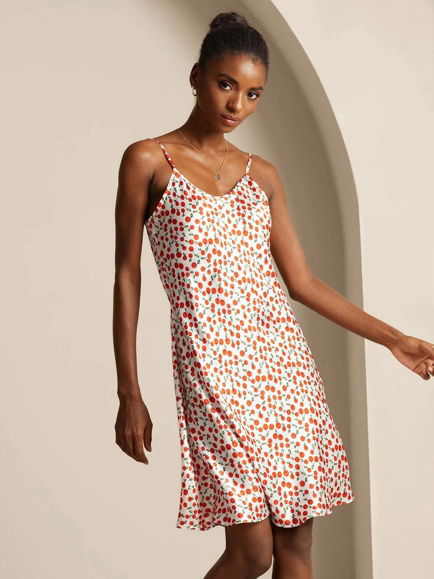 Robe Courte en Soie à Bretelles Spaghetti avec Imprimé Cerise - Image 5