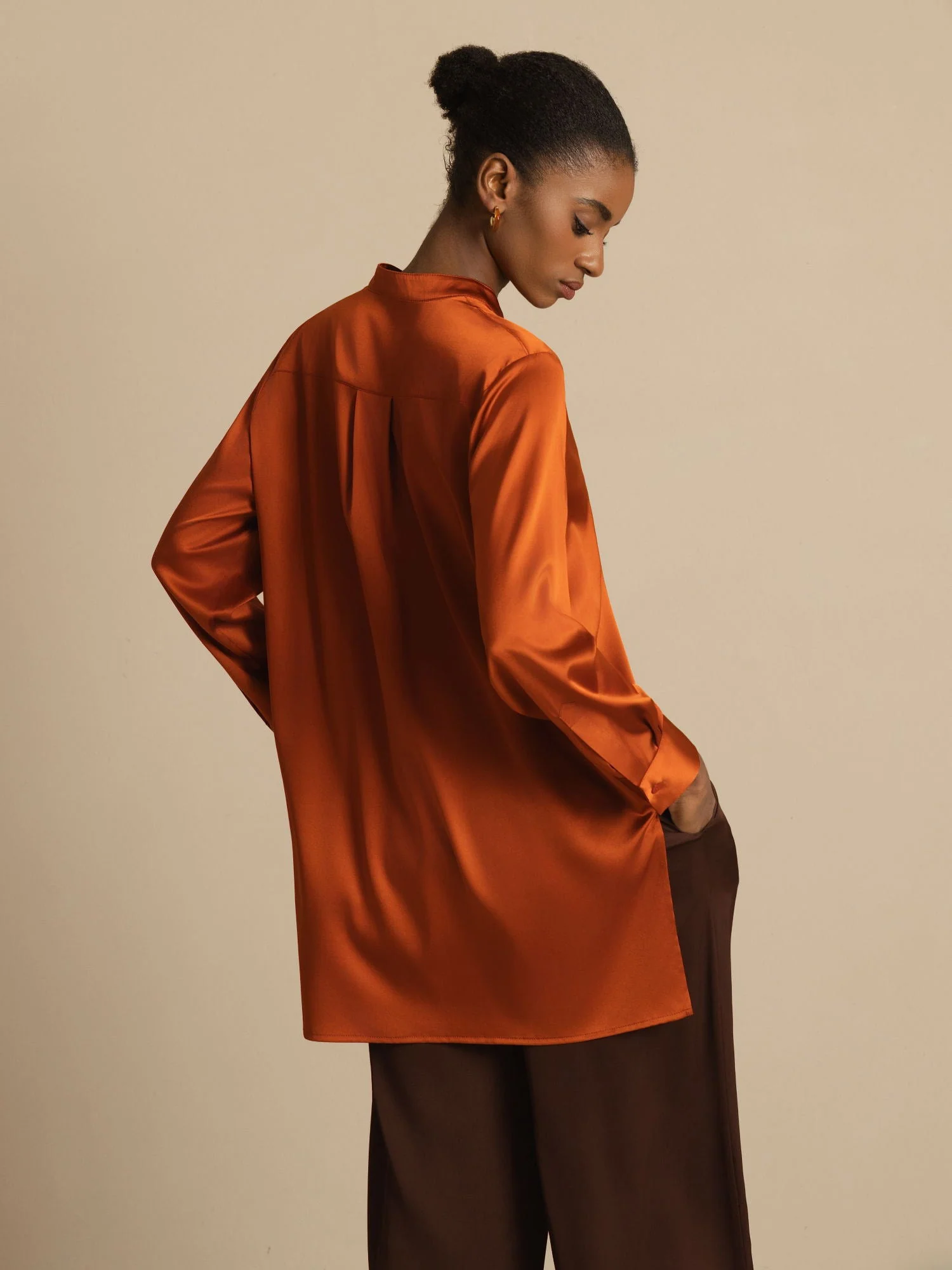 Blouse femme en soie 19Momme à col montant High-Low avec détails boutonnés - Image 10