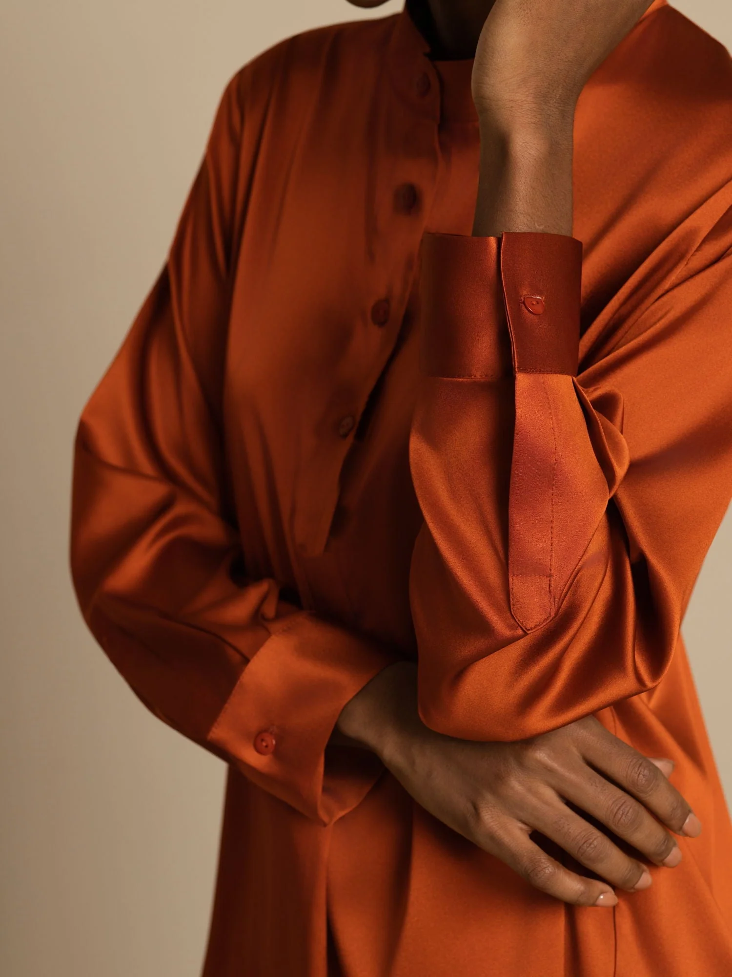 Blouse femme en soie 19Momme à col montant High-Low avec détails boutonnés - Image 13