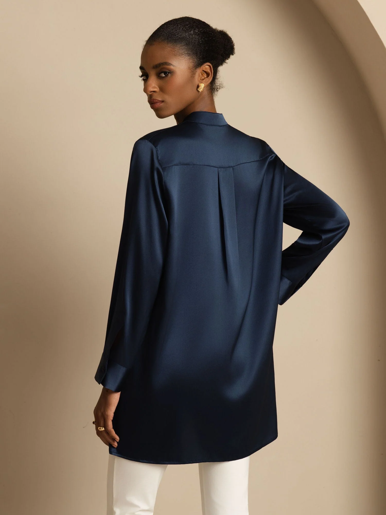 Blouse femme en soie 19Momme à col montant High-Low avec détails boutonnés - Image 2