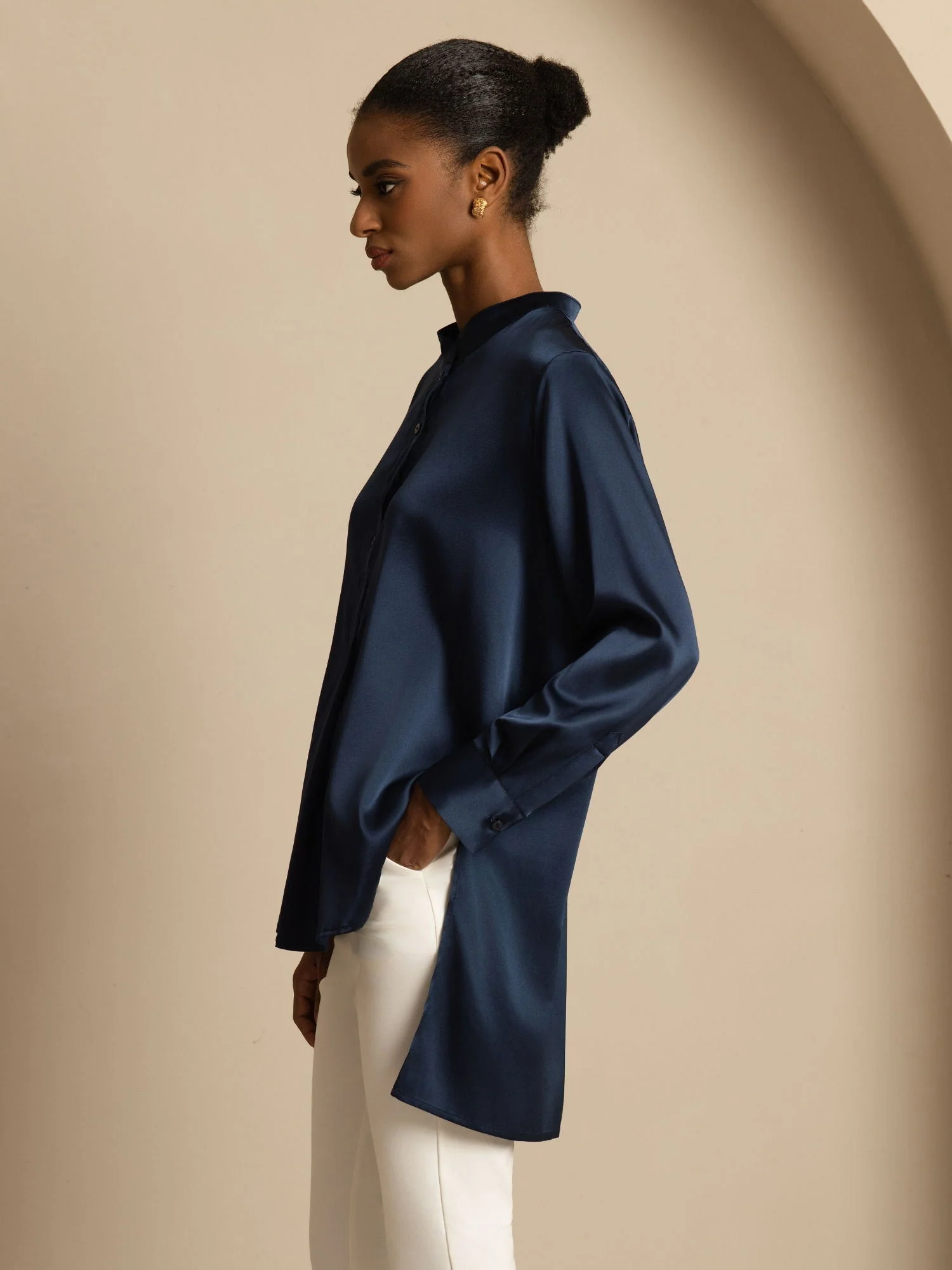 Blouse femme en soie 19Momme à col montant High-Low avec détails boutonnés - Image 3