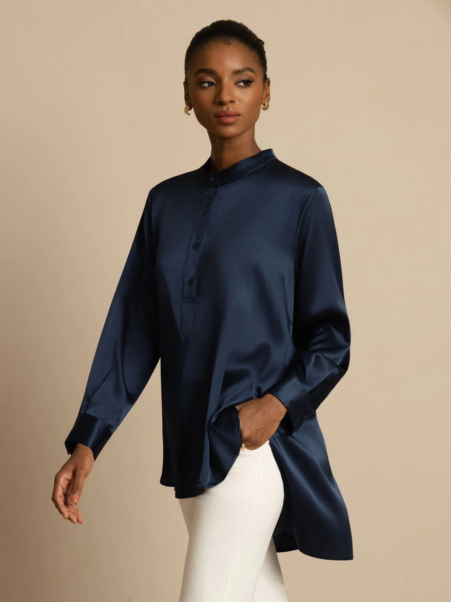 Blouse femme en soie 19Momme à col montant High-Low avec détails boutonnés - Image 4