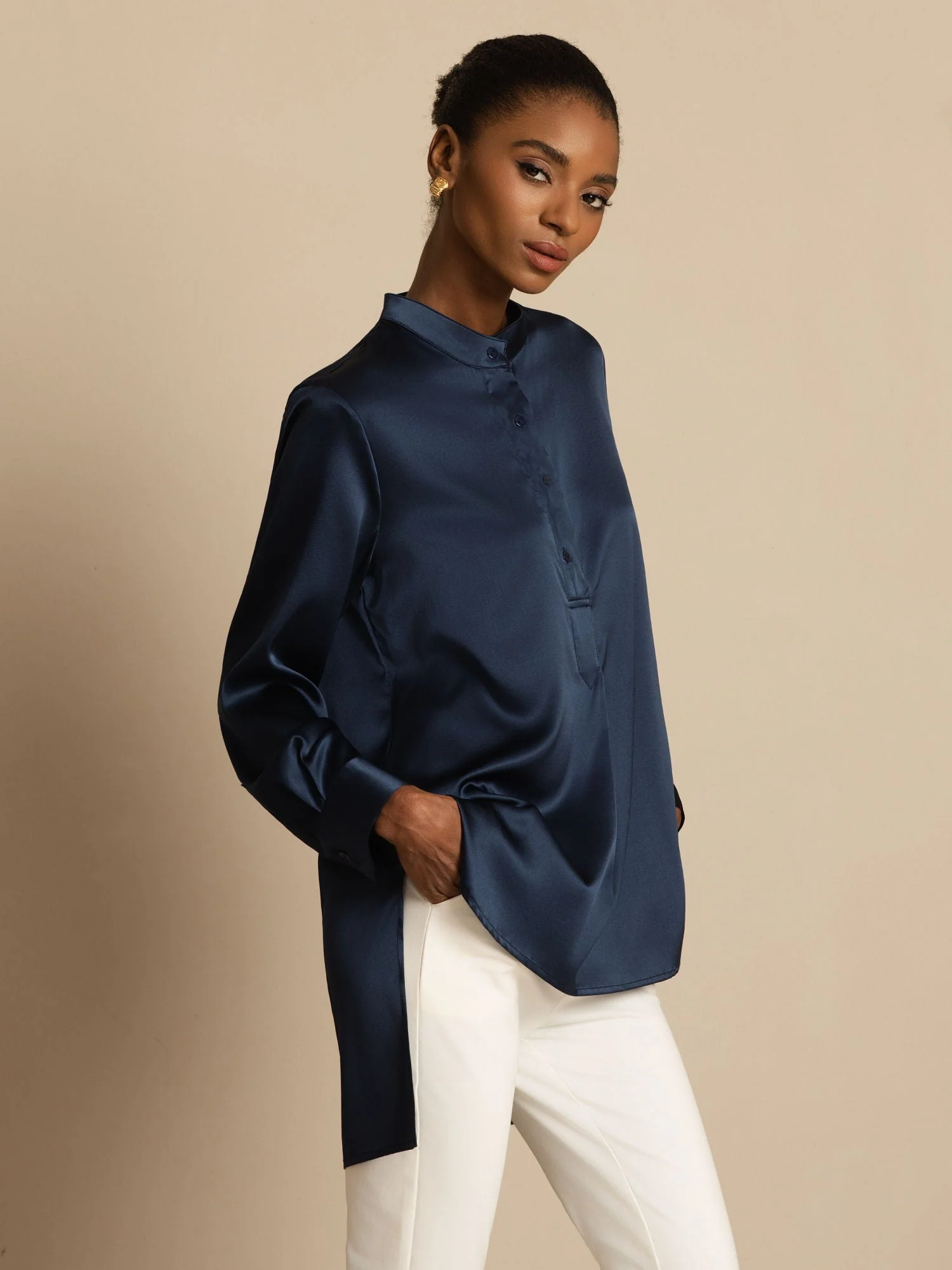 Blouse femme en soie 19Momme à col montant High-Low avec détails boutonnés - Image 5