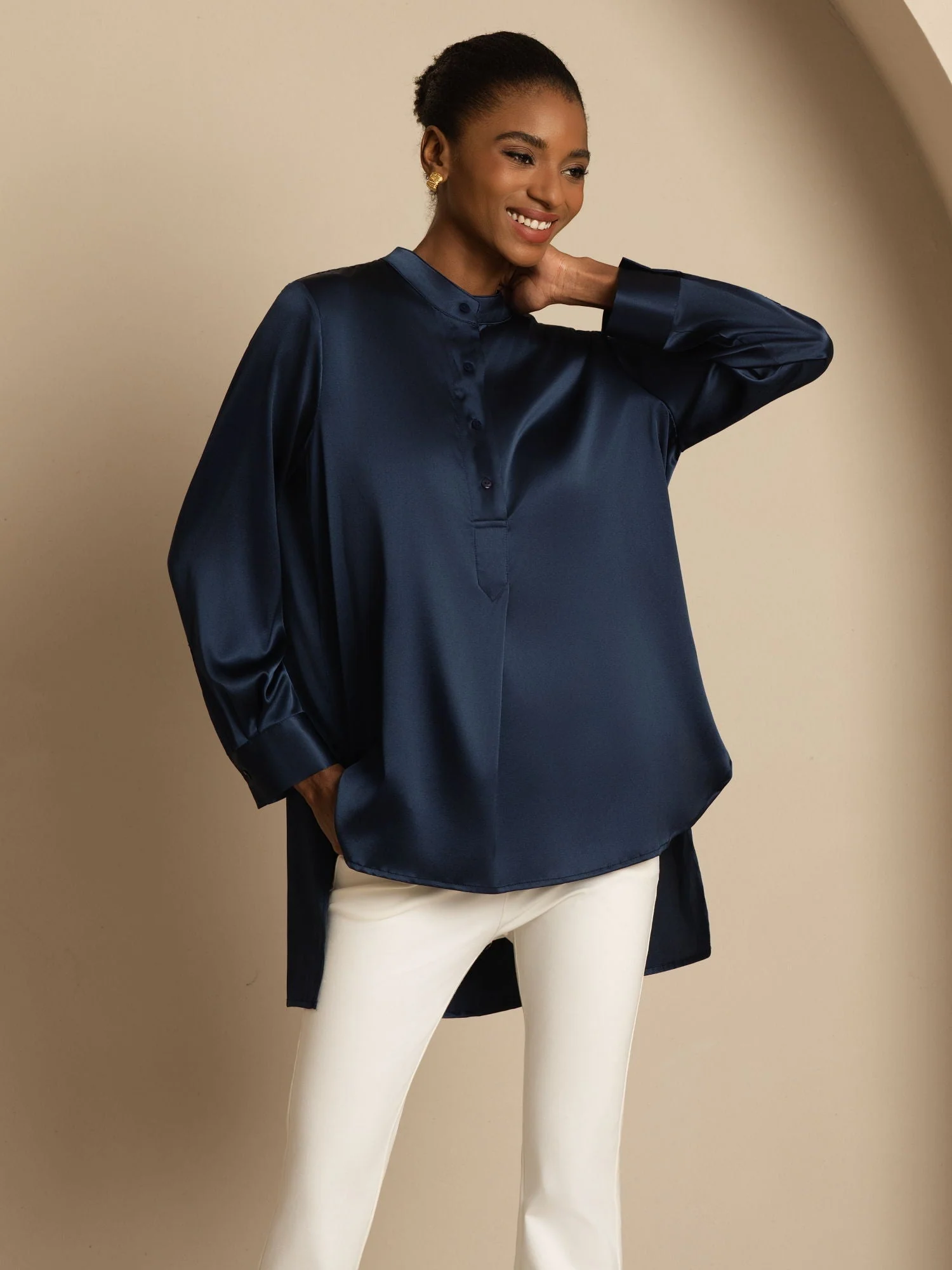 Blouse femme en soie 19Momme à col montant High-Low avec détails boutonnés - Image 6
