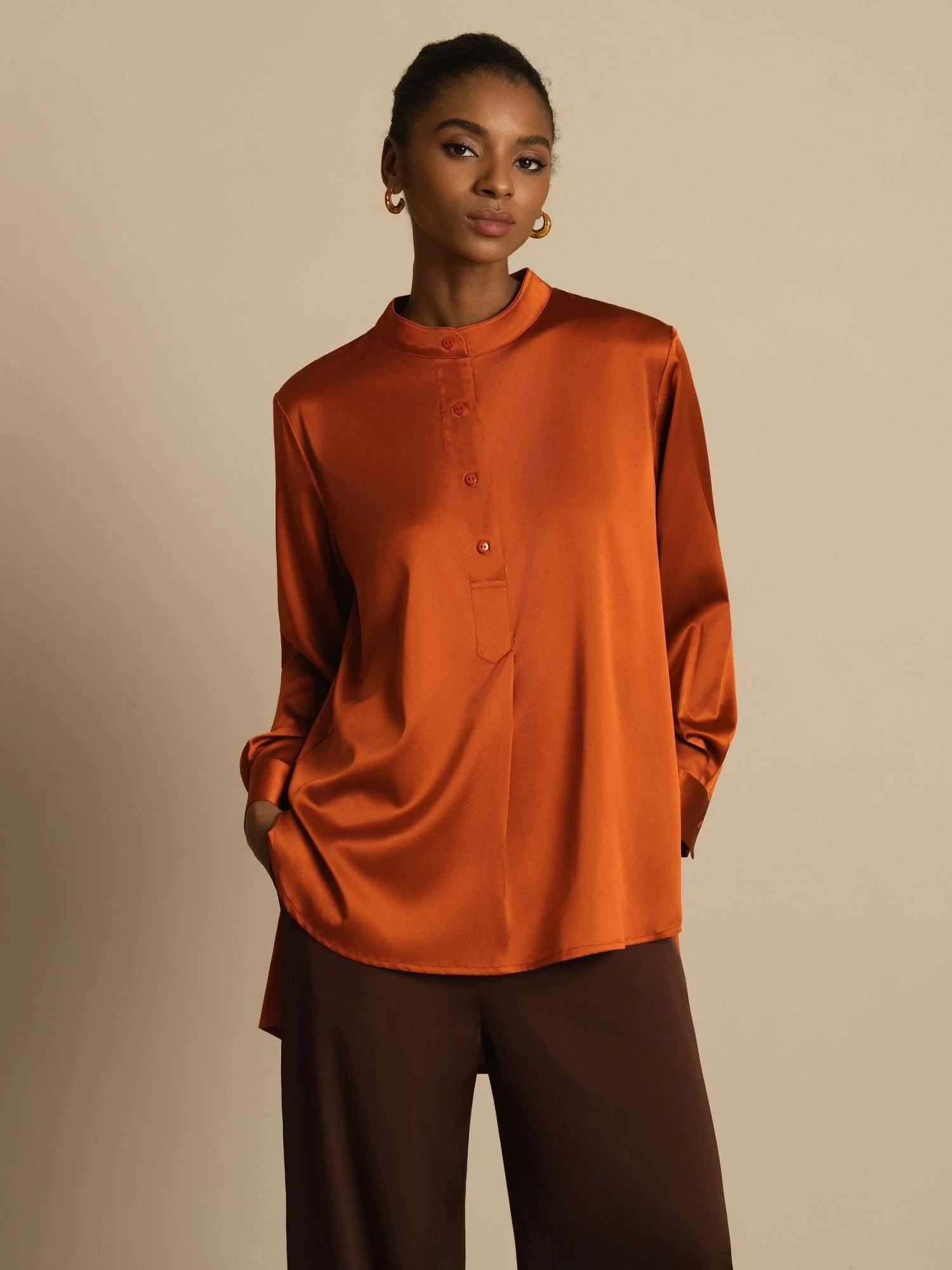 Blouse femme en soie 19Momme à col montant High-Low avec détails boutonnés - Image 9