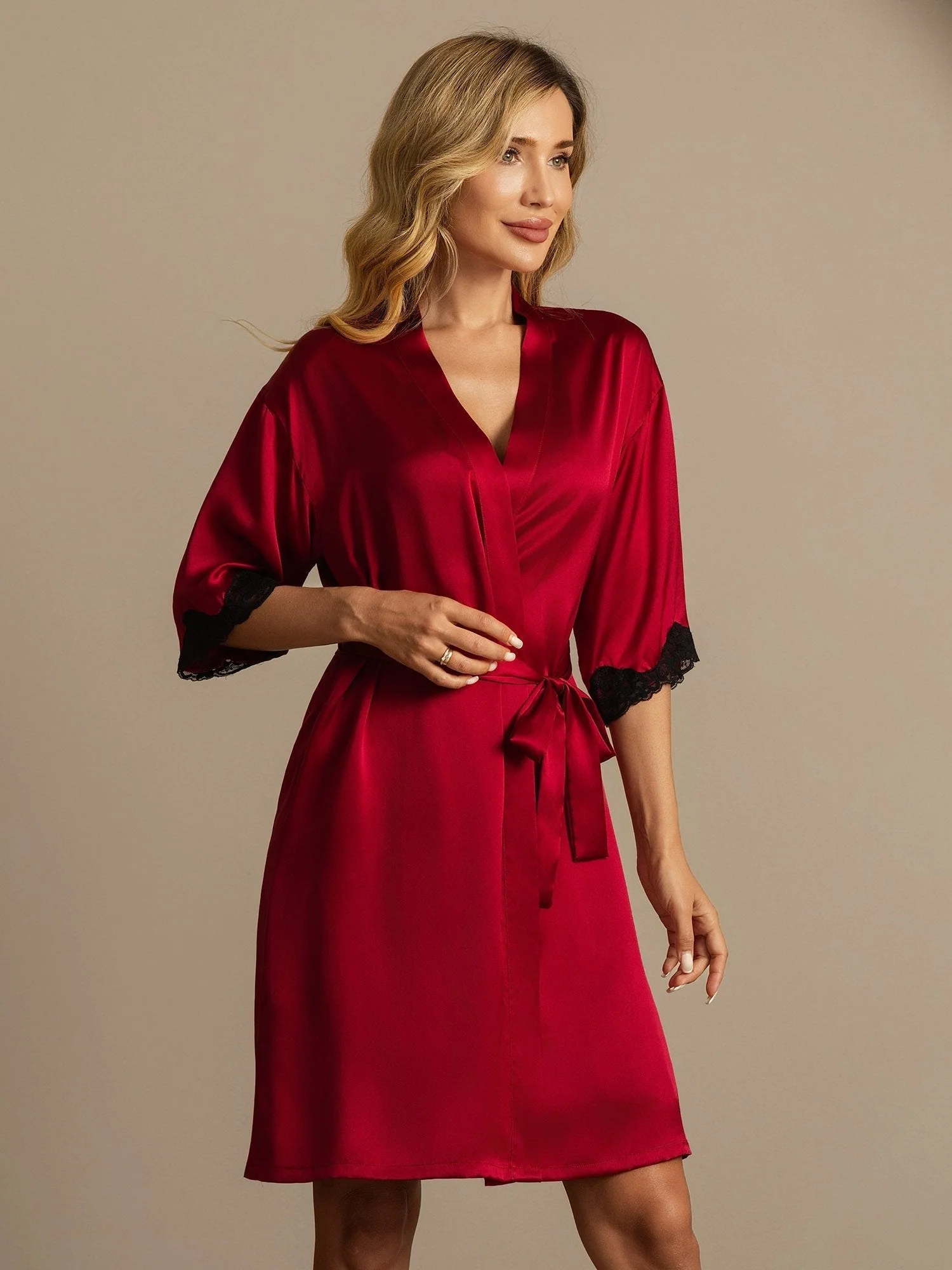 Peignoir de femme en soie pure avec design en dentelle - Image 12