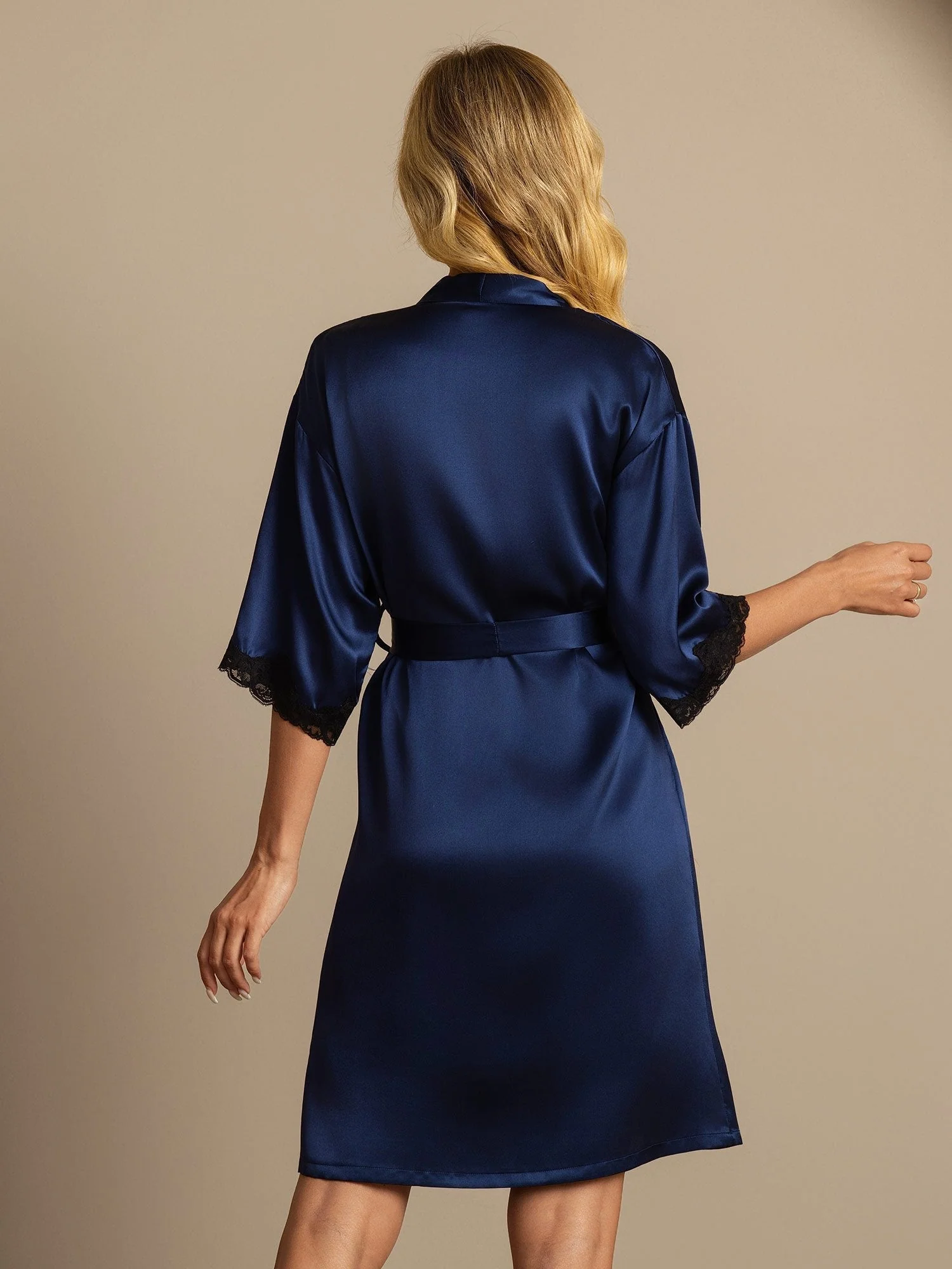 Peignoir de femme en soie pure avec design en dentelle - Image 15