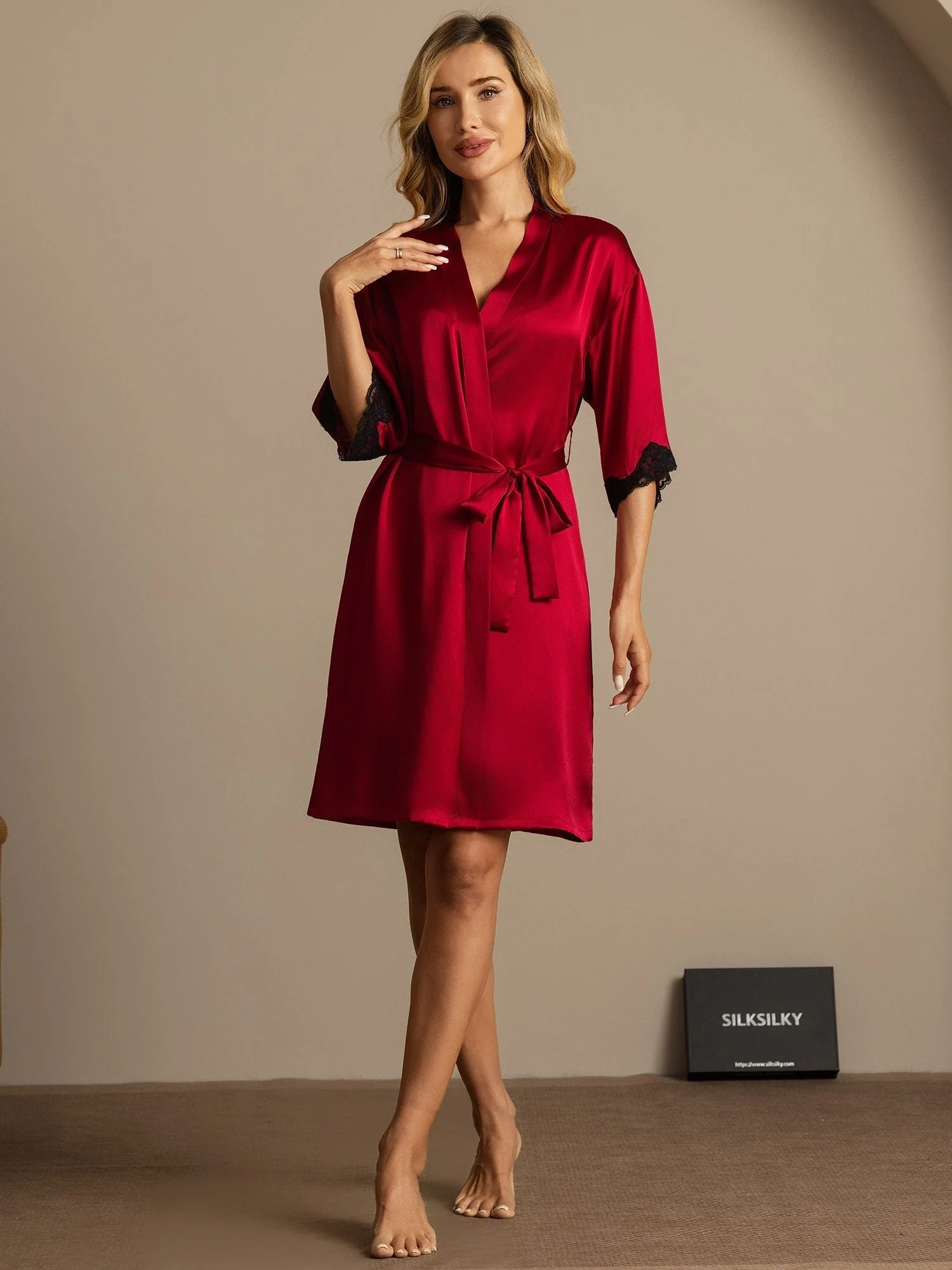 Peignoir de femme en soie pure avec design en dentelle - Image 9