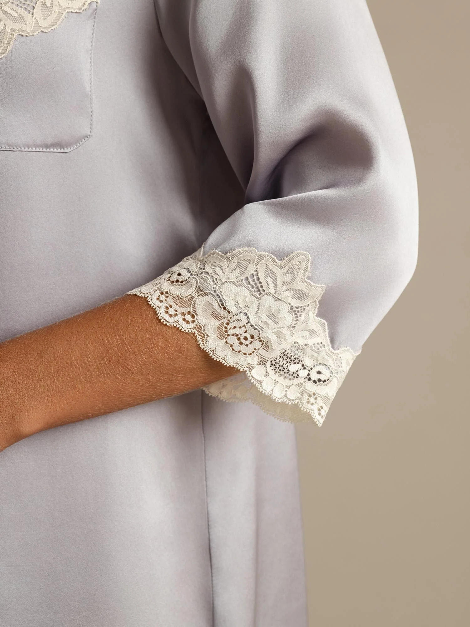 Chemise de Nuit en Pure Soie à Boutons avec Design Dentelle - Image 13