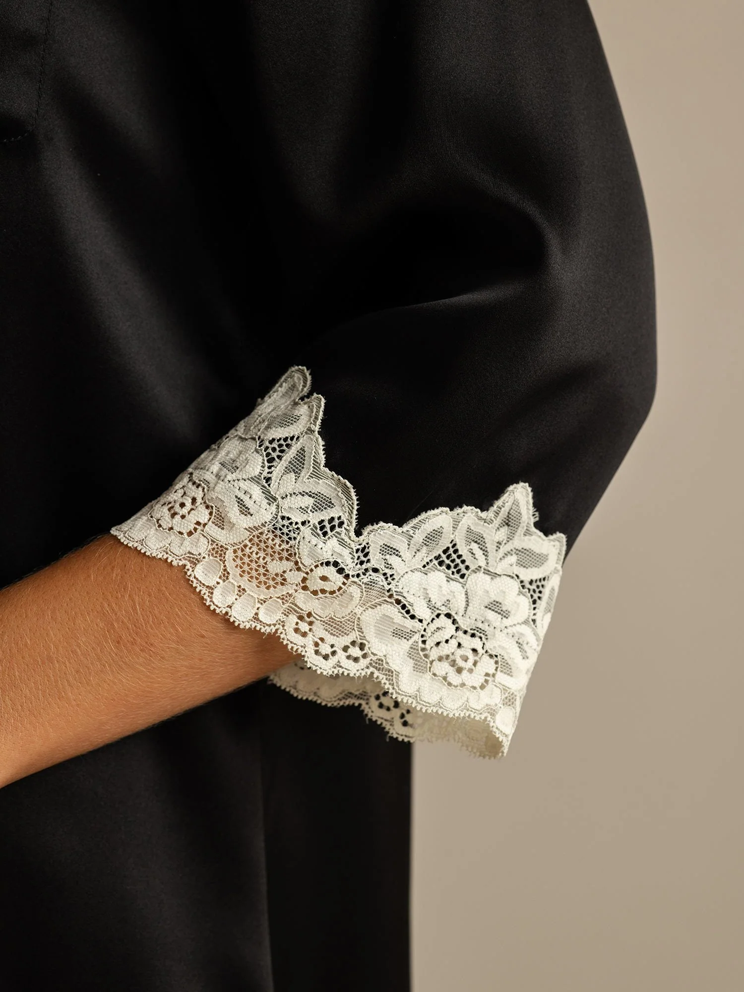 Chemise de Nuit en Pure Soie à Boutons avec Design Dentelle - Image 22