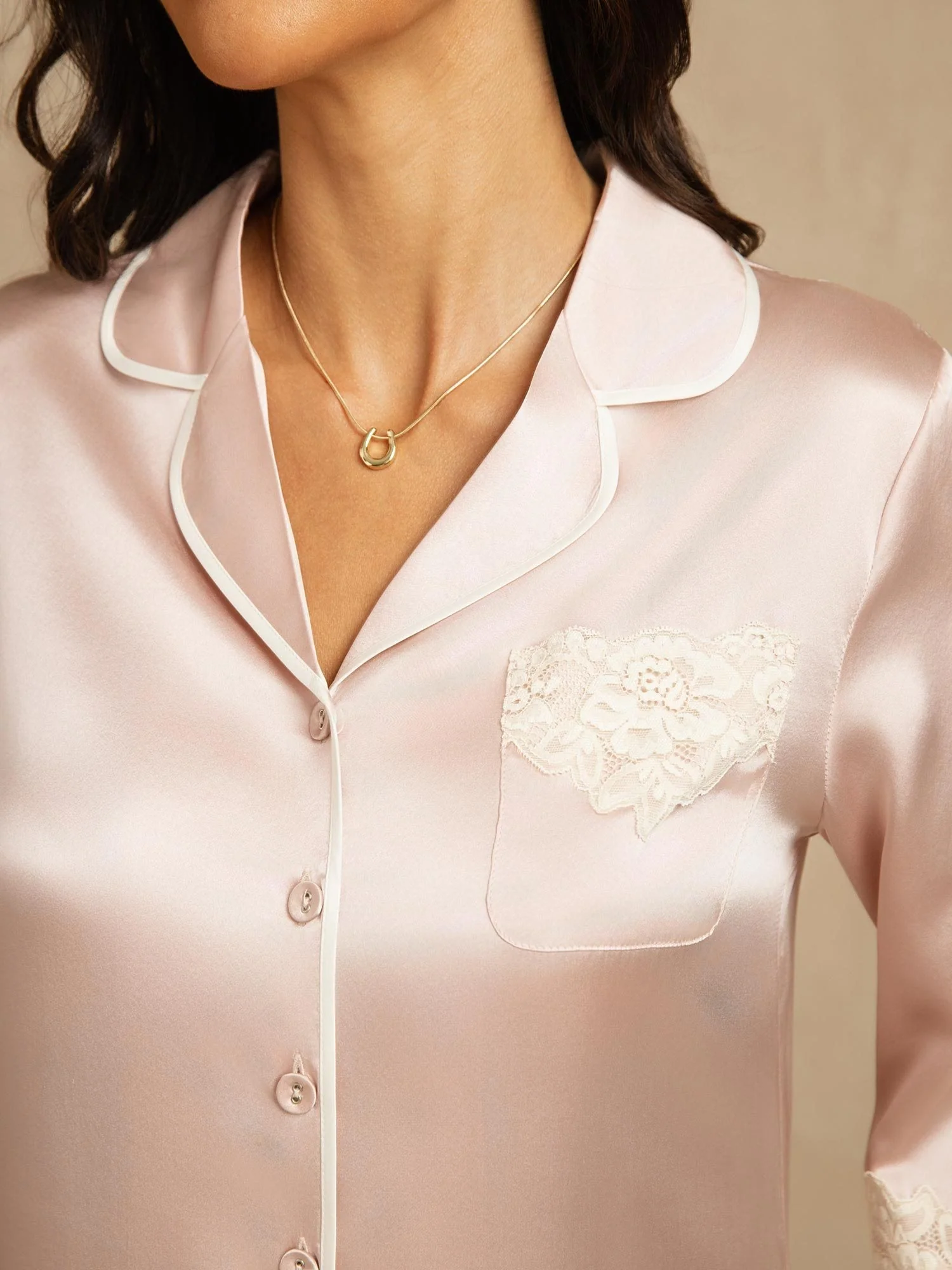 Chemise de Nuit en Pure Soie à Boutons avec Design Dentelle - Image 4