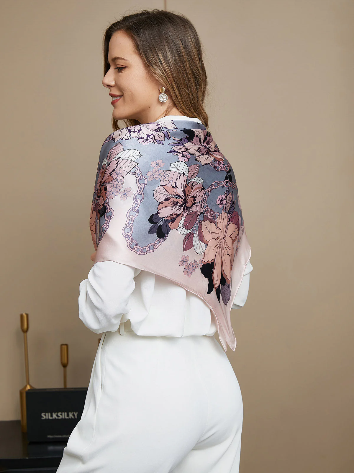 Foulard / Châle Carré à Motif Floral en Soie Pure 86x86cm - Image 3