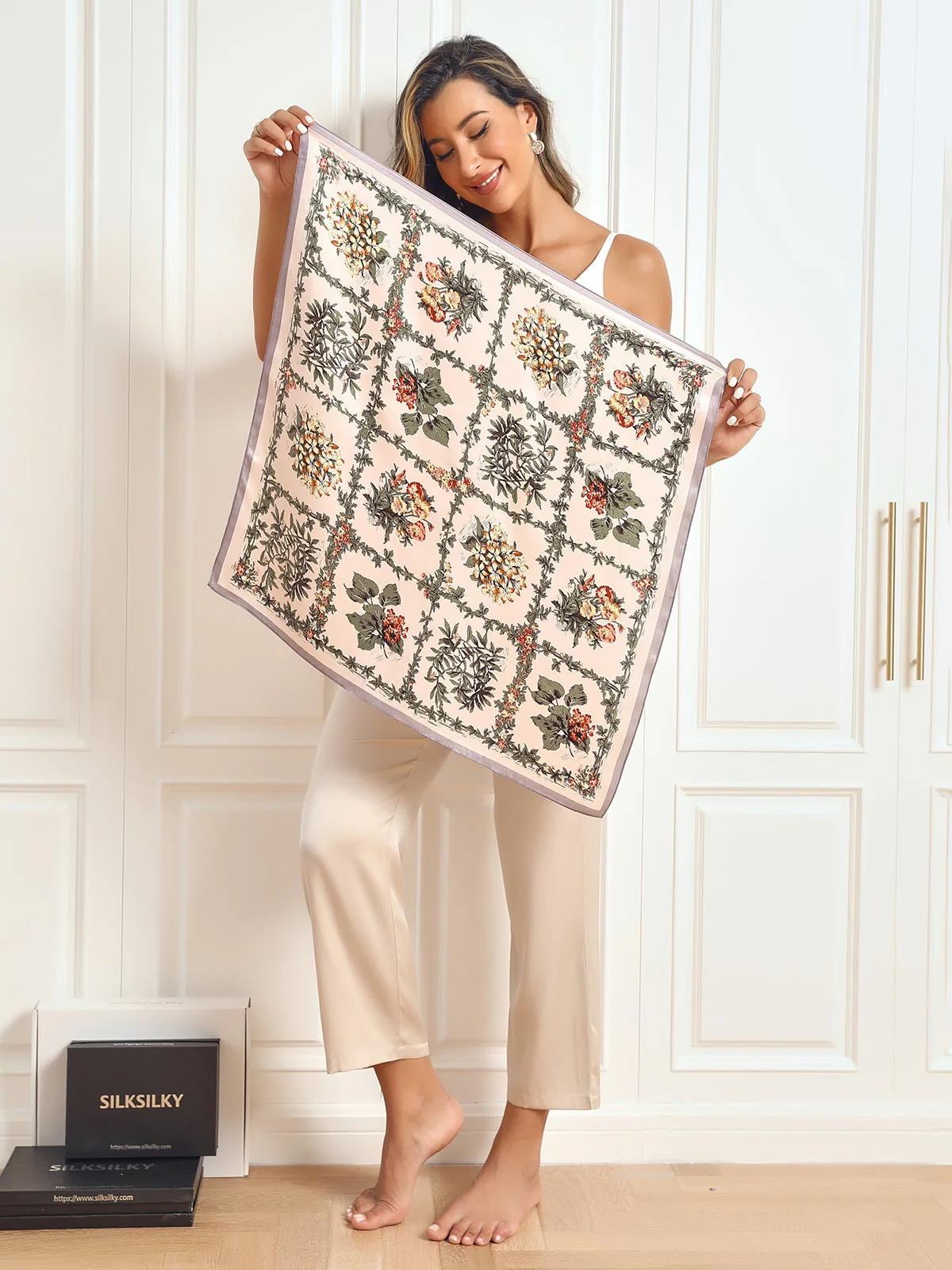 Foulard Carré à Motif Floral en Soie Pure 68x68cm / 26.8 - Image 12