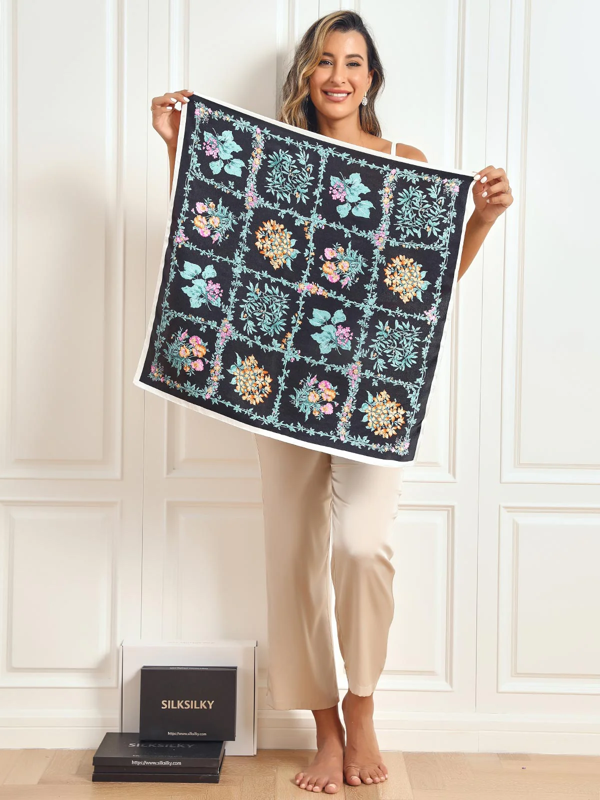 Foulard Carré à Motif Floral en Soie Pure 68x68cm / 26.8 - Image 5