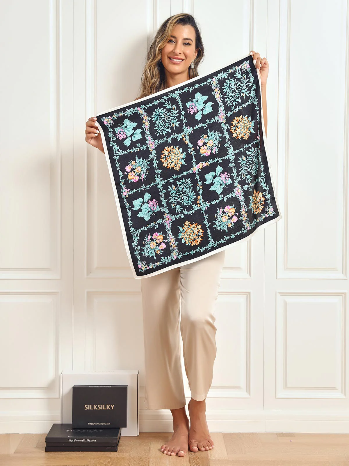 Foulard Carré à Motif Floral en Soie Pure 68x68cm / 26.8 - Image 6