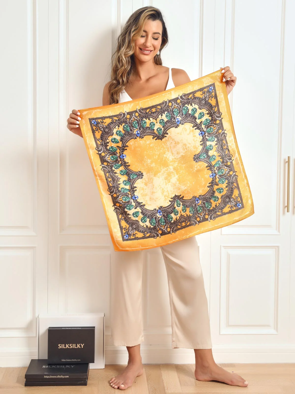 Foulard Carré à Motif Floral en Soie Pure 68x68cm / 26.8 - Image 8
