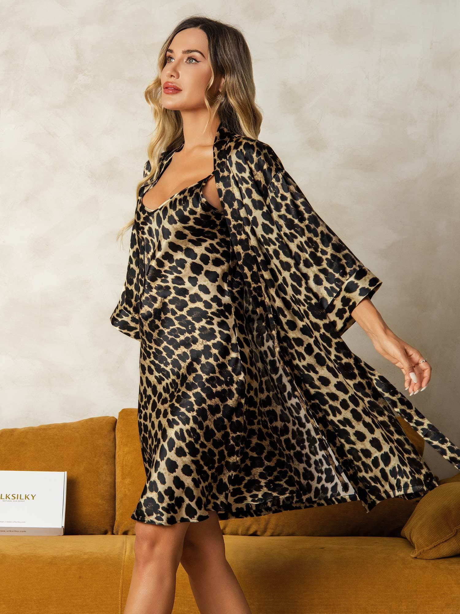 Ensemble Chemise De Nuit Et Peignoir Court En Soie Imprimé Léopard - Image 5