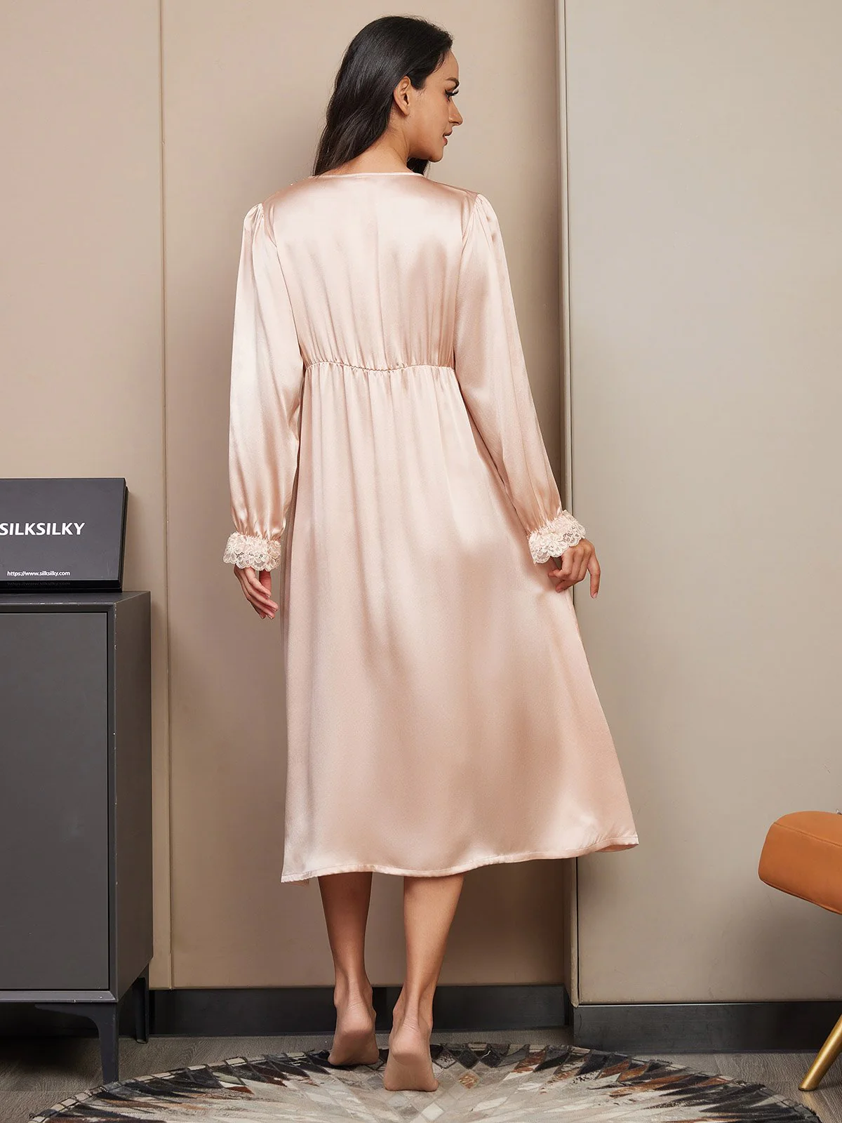 Chemise de nuit en pure soie à manches longues et dentelle - Image 2