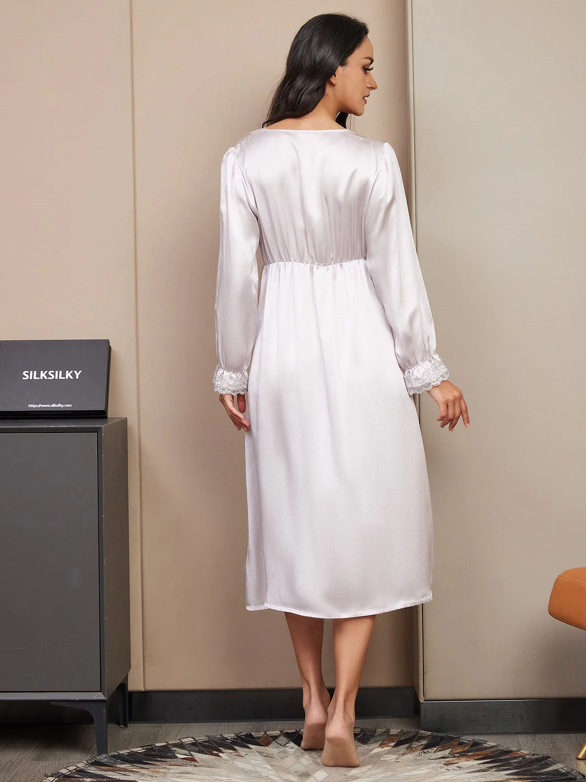 Chemise de nuit en pure soie à manches longues et dentelle - Image 7