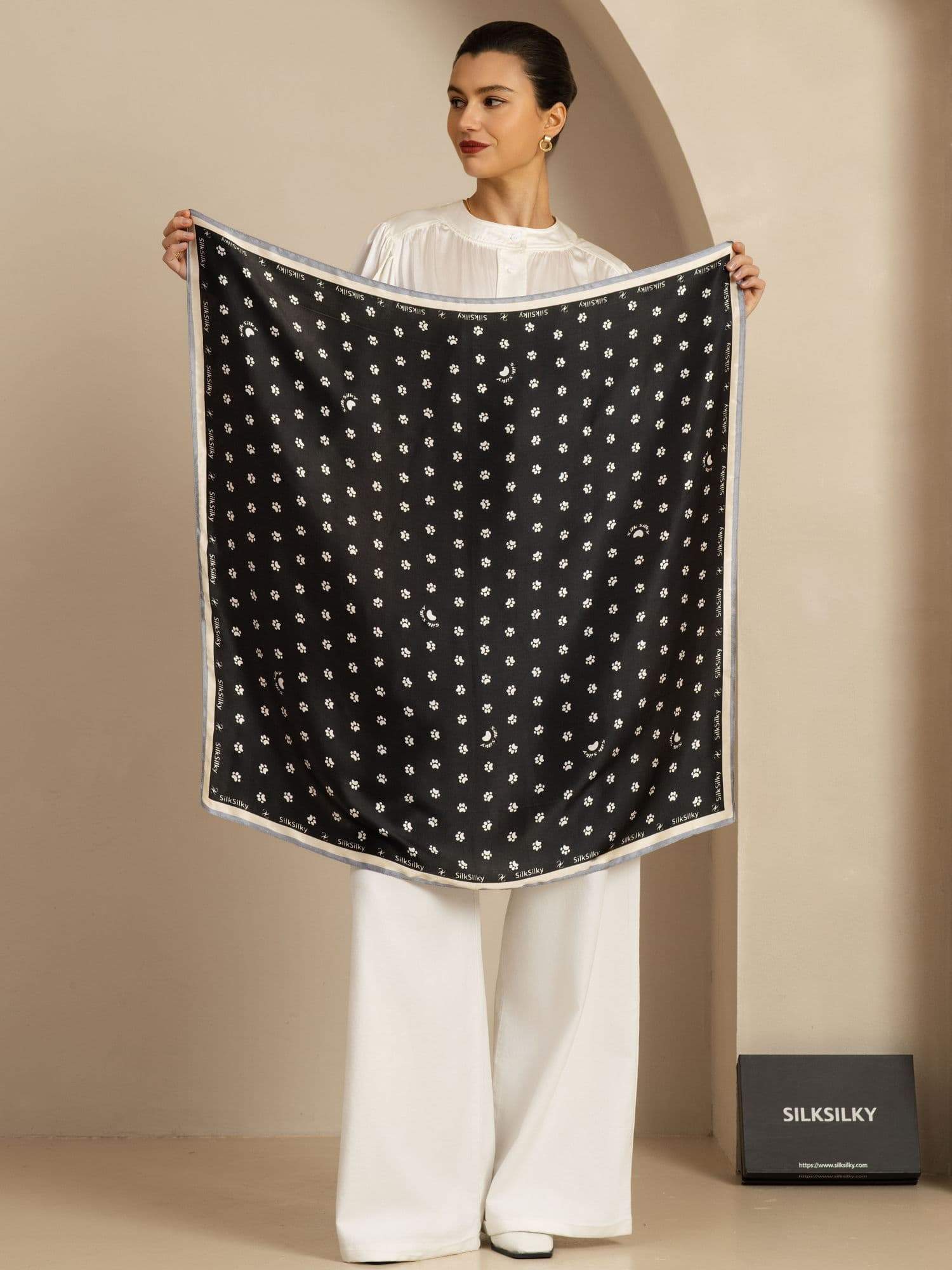 Carré en Soie Pure à Motif Empreinte de Patte - Taille 90x90cm - Image 11
