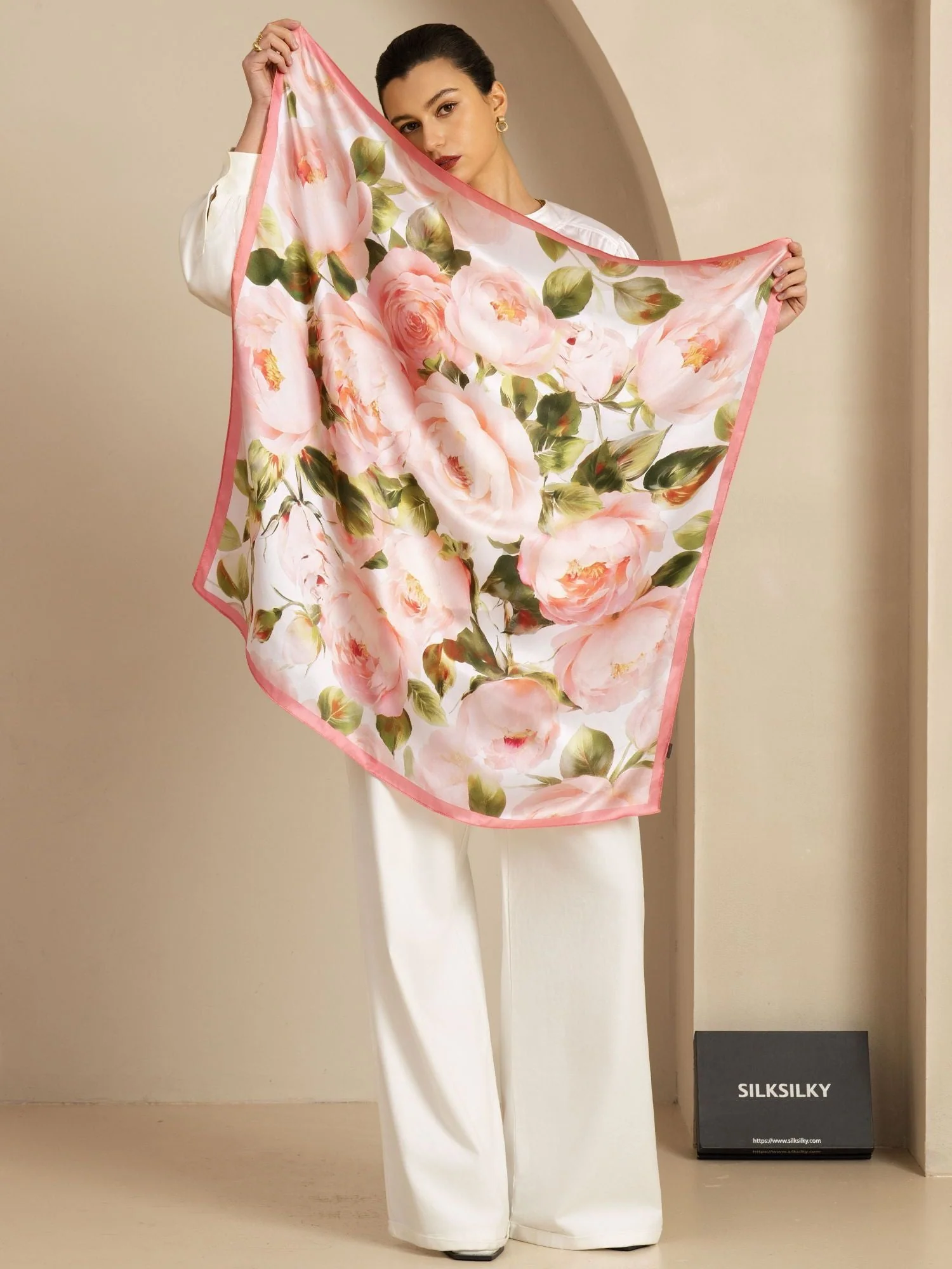 Foulard Carré Imprimé Floral Rose en Soie Pure - Taille 90x90cm - Image 2