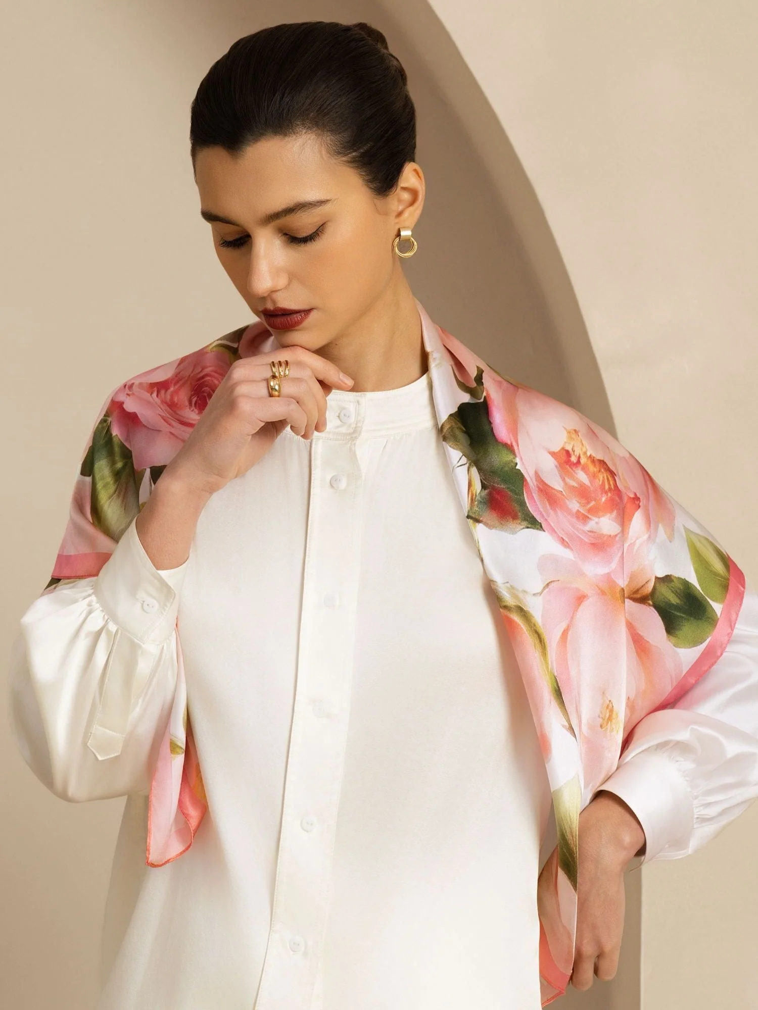 Foulard Carré Imprimé Floral Rose en Soie Pure - Taille 90x90cm - Image 4