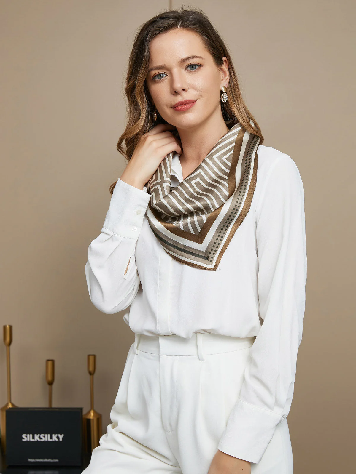 Foulard Carré Motif Géométrique en Pure Soie 53x53cm - Image 6