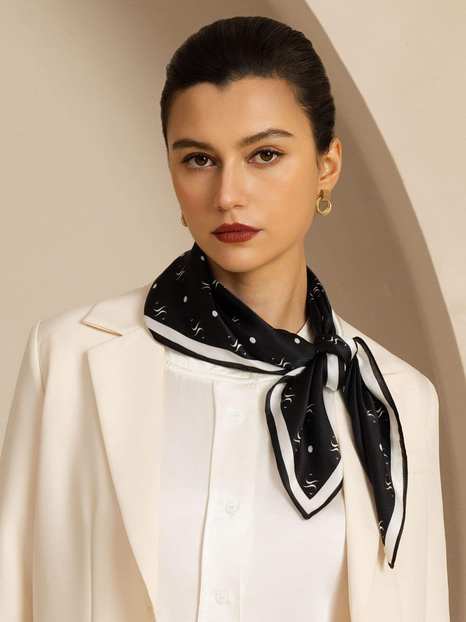 Foulard Carré en Soie Pure SilkSilky Motif de Marque - Taille 90x90cm - Image 2