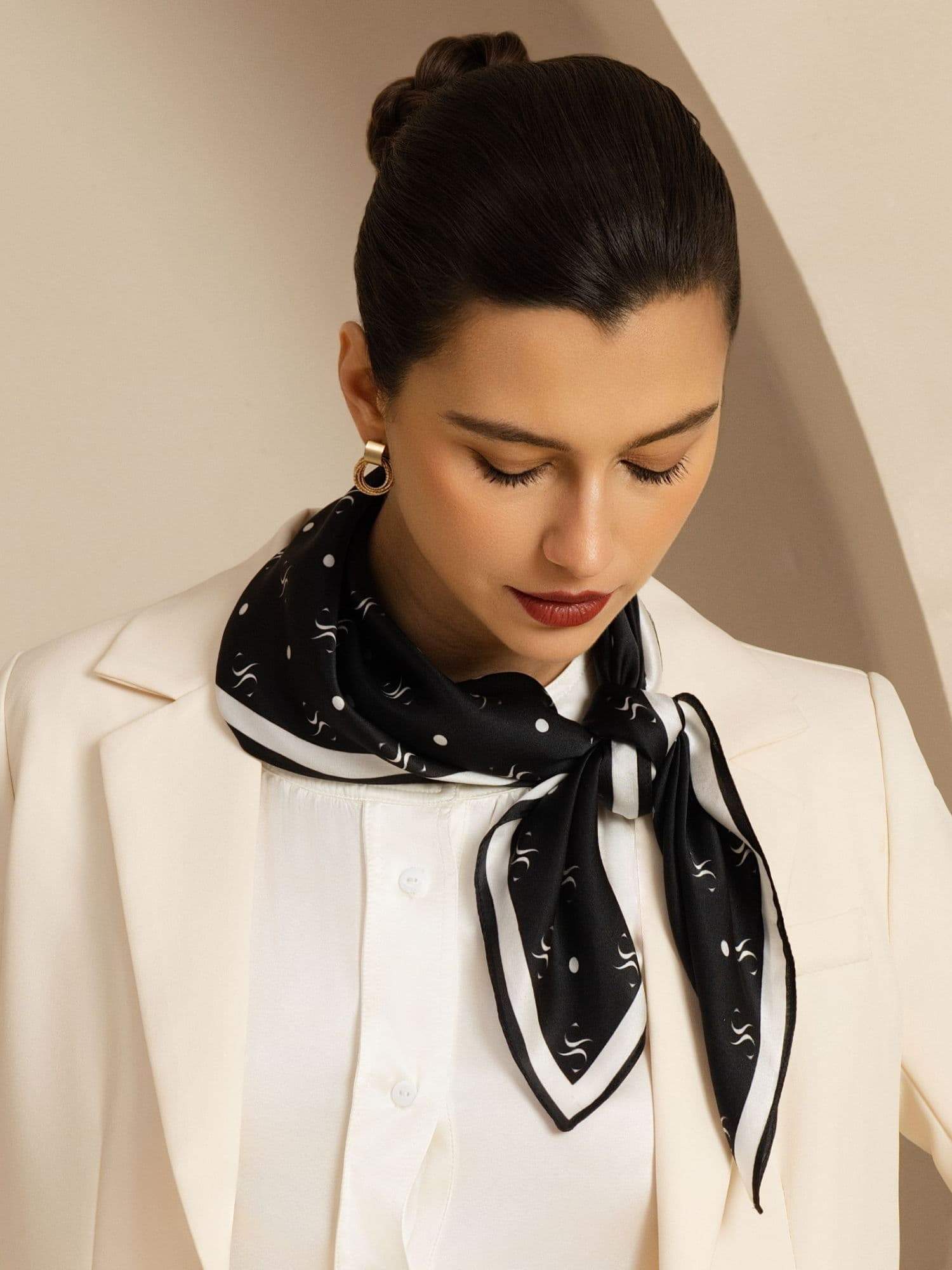 Foulard Carré en Soie Pure SilkSilky Motif de Marque - Taille 90x90cm - Image 3