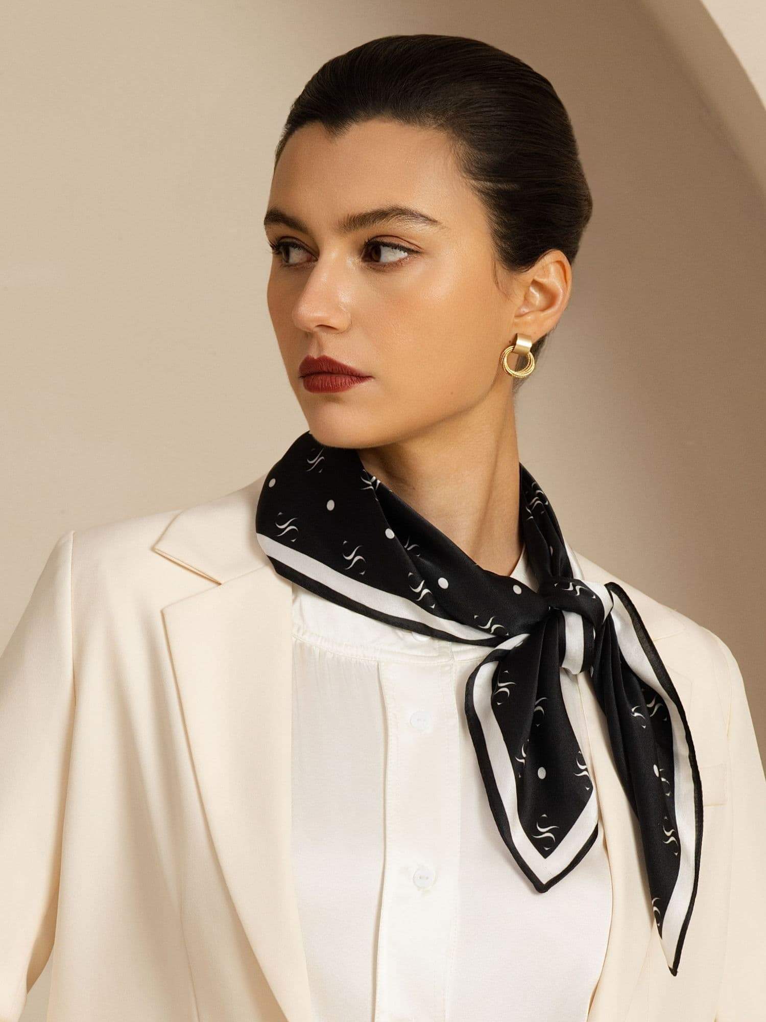 Foulard Carré en Soie Pure SilkSilky Motif de Marque - Taille 90x90cm - Image 4