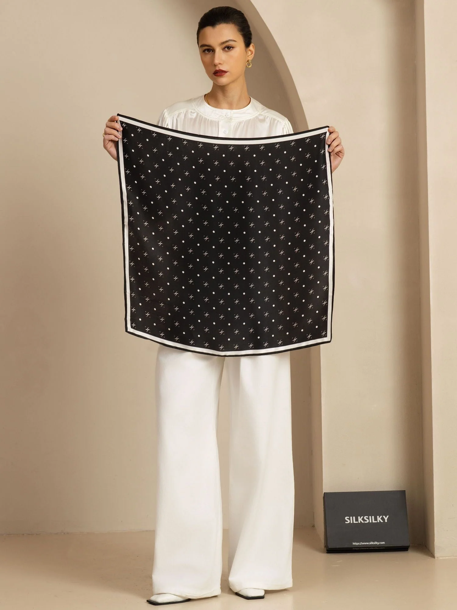 Foulard Carré en Soie Pure SilkSilky Motif de Marque - Taille 90x90cm - Image 5