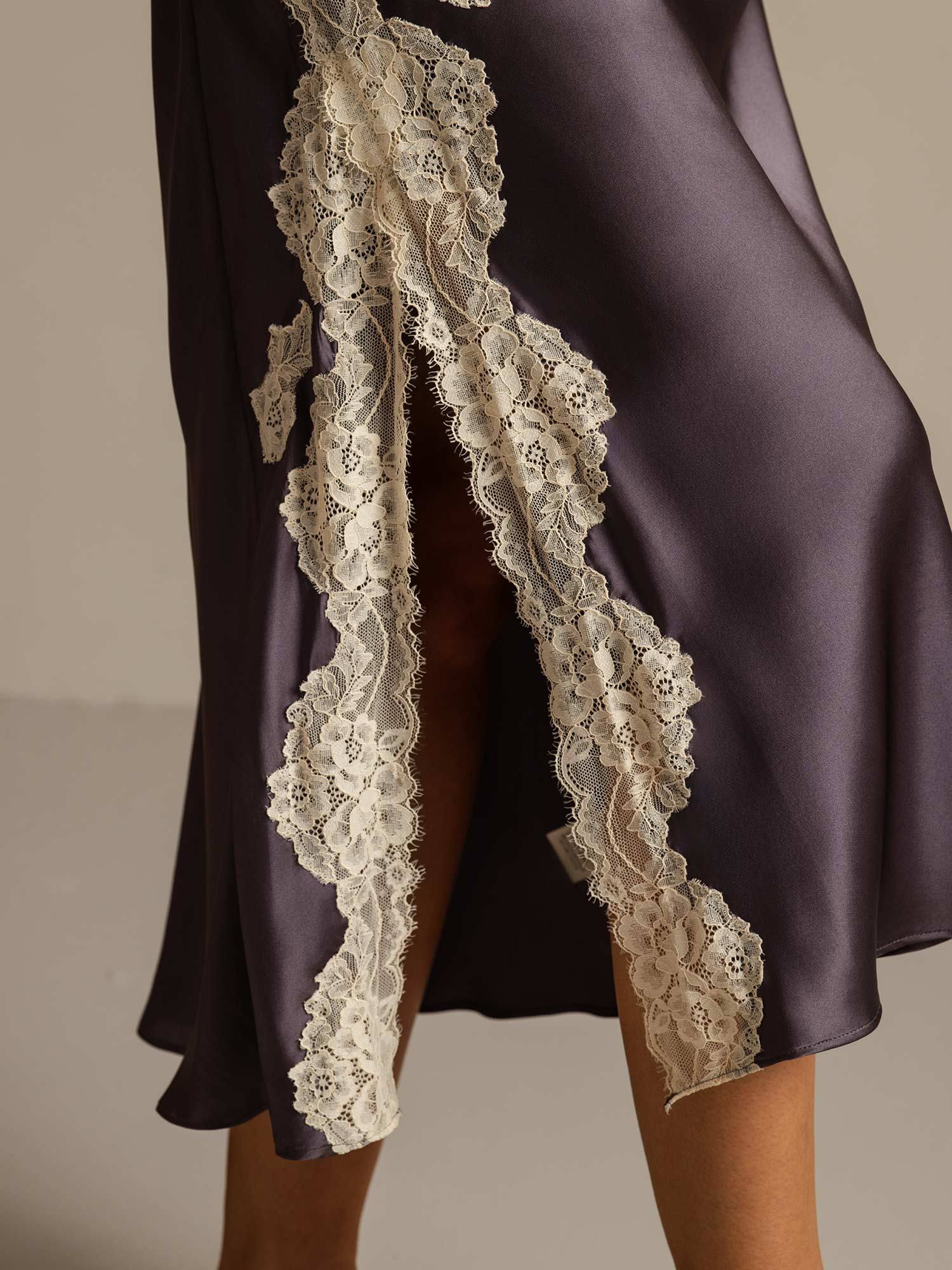 Pure Silk Robe de Nuit Longue à Bretelles Spaghetti avec Design de Fente en Dentelle - Image 6