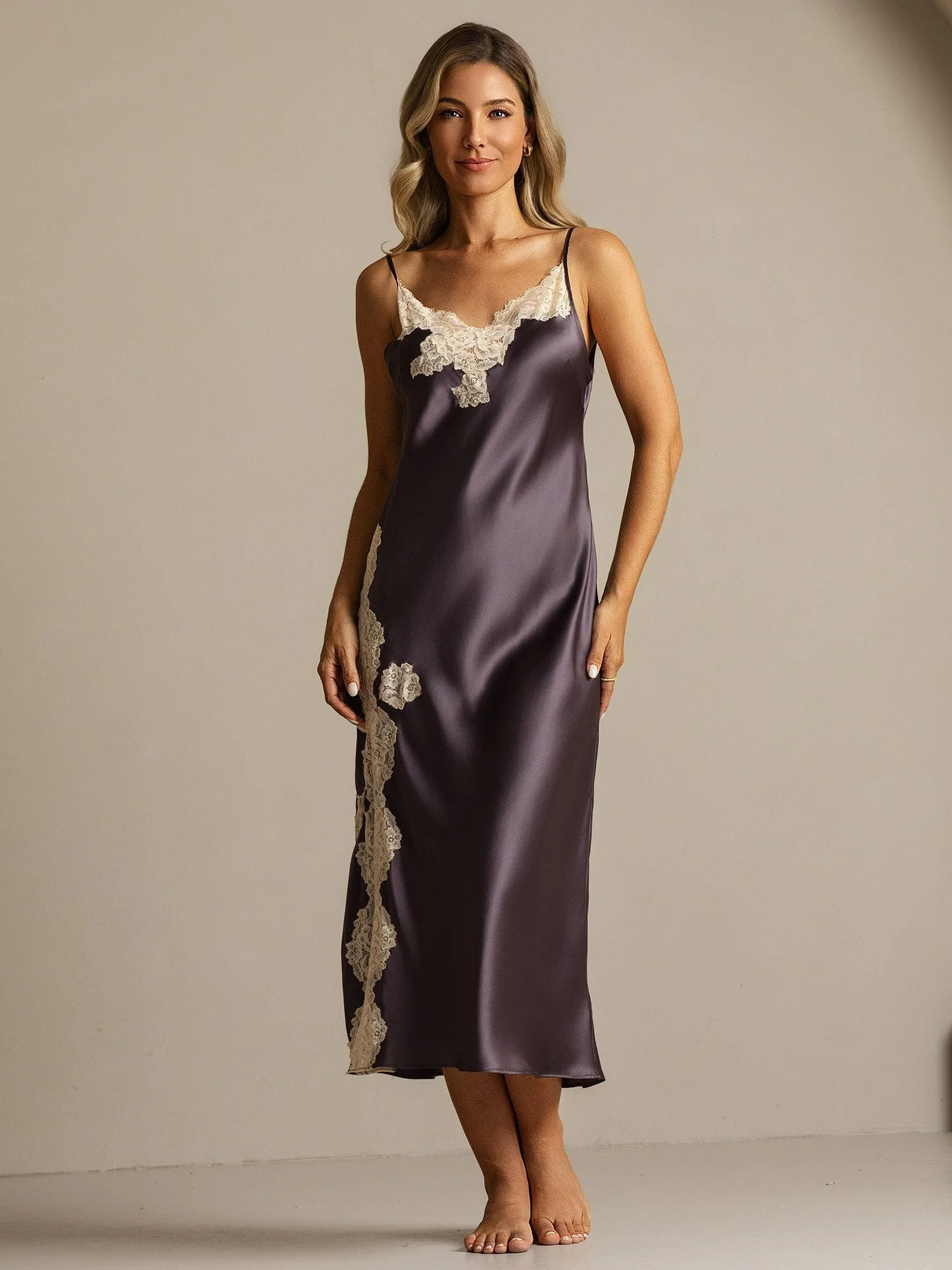 Pure Silk Robe de Nuit Longue à Bretelles Spaghetti avec Design de Fente en Dentelle - Image 8