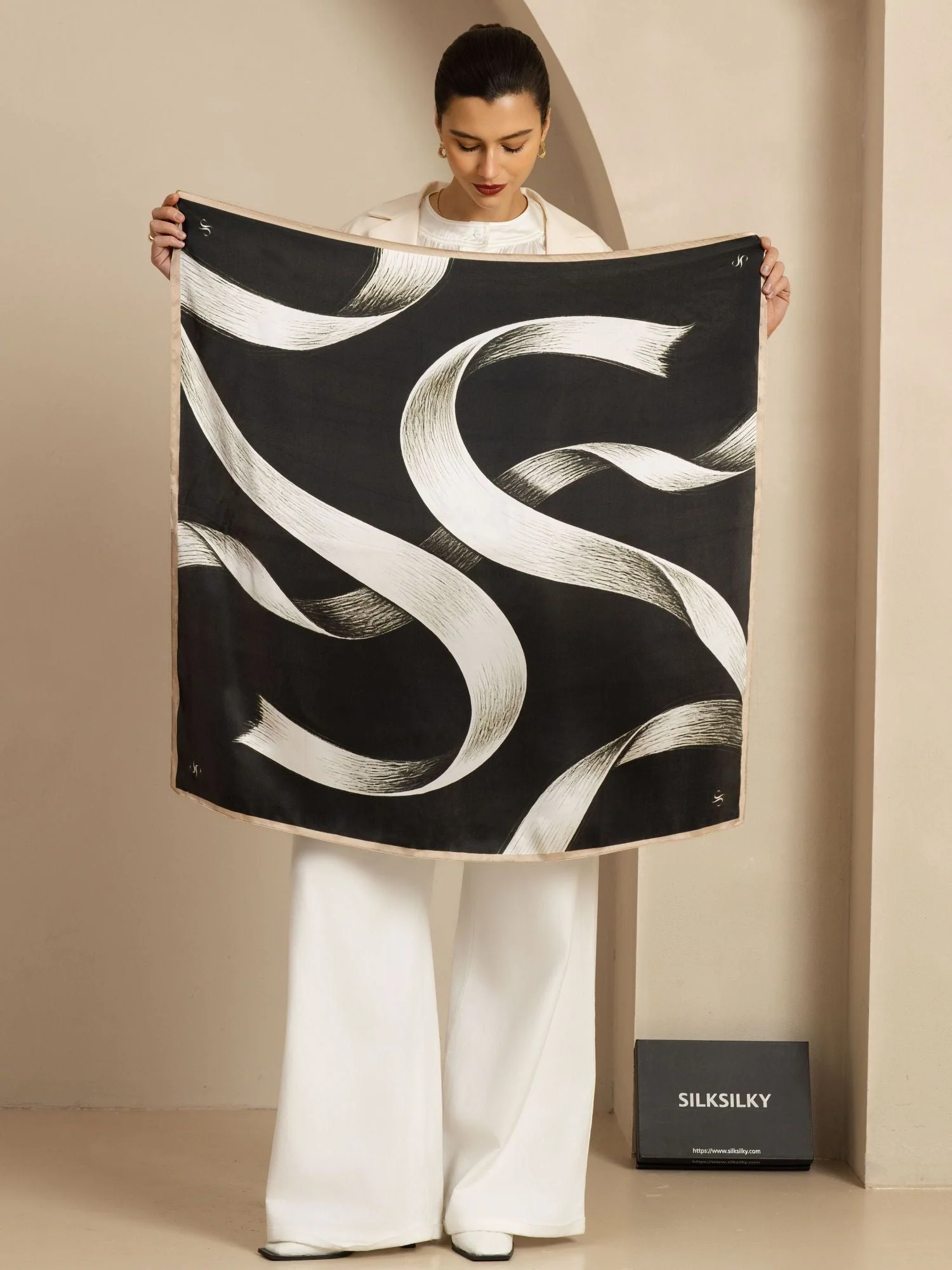 Foulard Carré Ruban Blanc en Soie Pure - Taille 90x90cm - Image 2