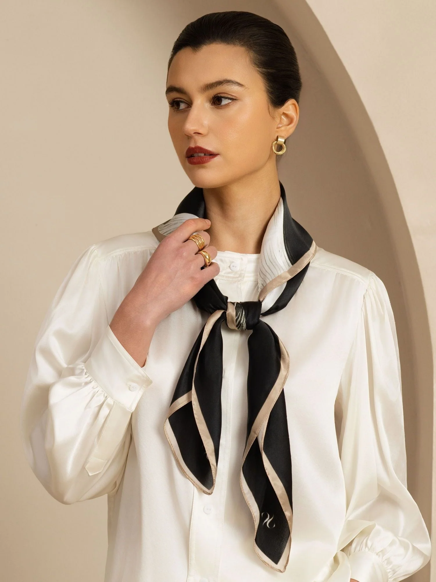 Foulard Carré Ruban Blanc en Soie Pure - Taille 90x90cm - Image 3