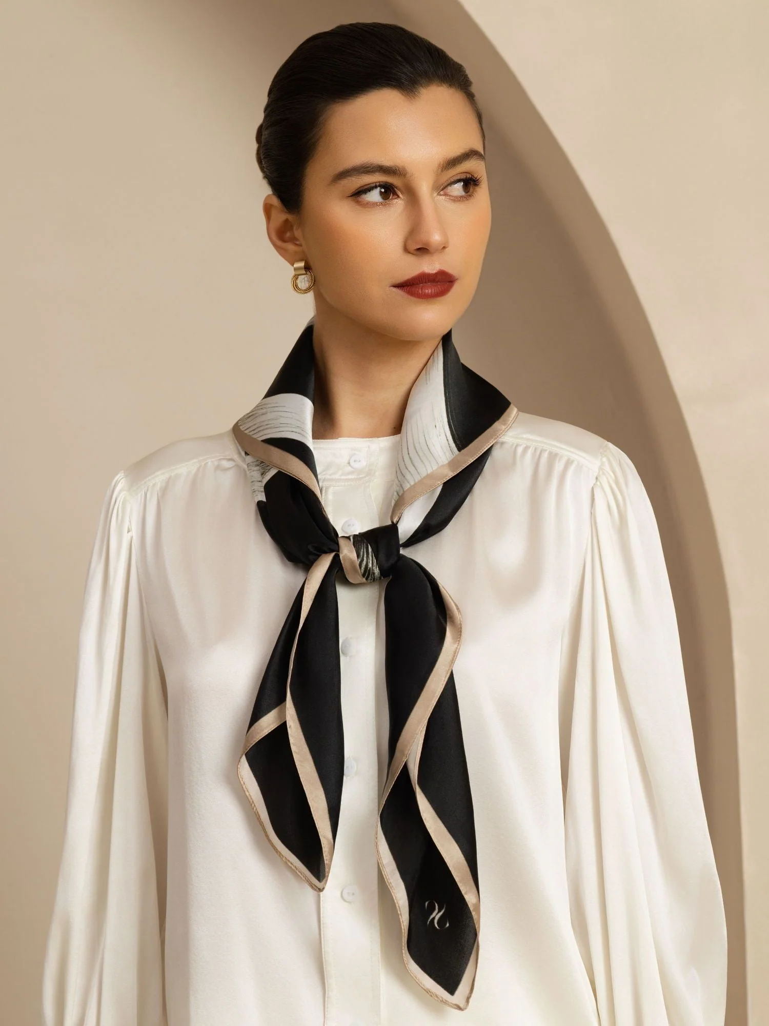 Foulard Carré Ruban Blanc en Soie Pure - Taille 90x90cm - Image 4