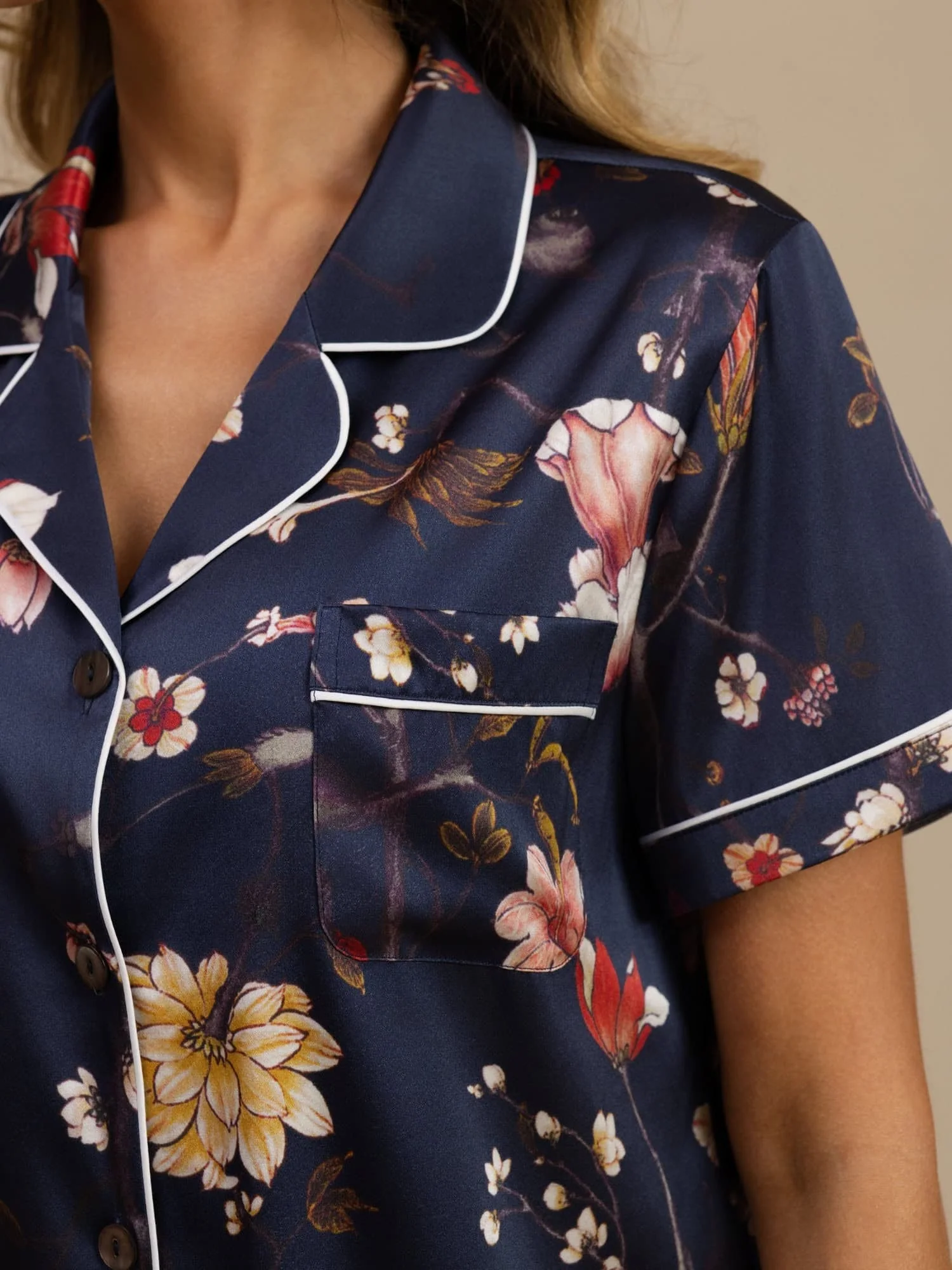 Ensemble Pyjama Femme En Soie 19 Momme Bleu Marine À Imprimé Floral Manches Courtes Col Cranté Boutonné - Image 4